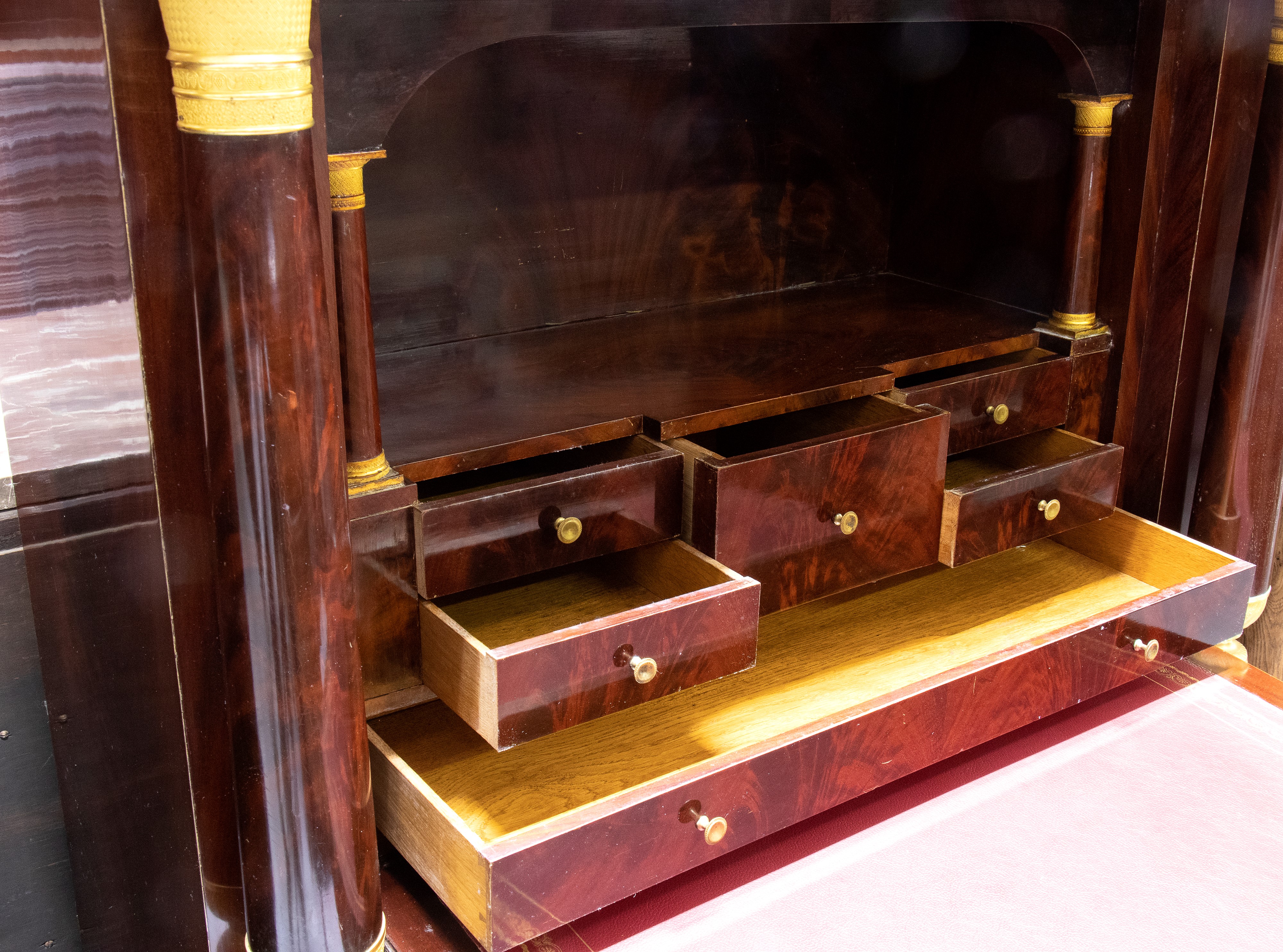 Secretaire Impero francese, mogano fiammato con bronzi dorati, ribalta e piano in marmo nero d’Af...