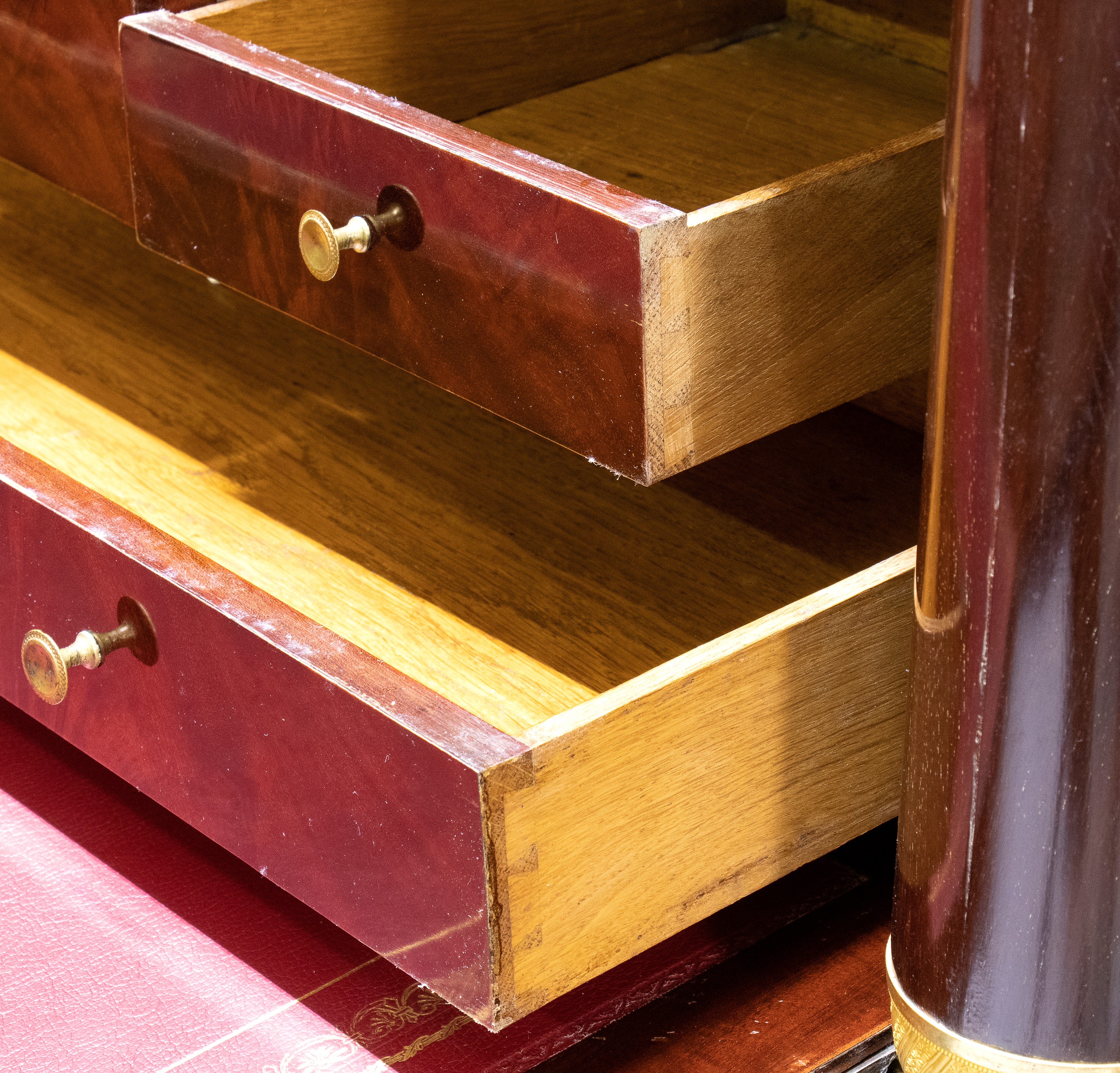 Secretaire Impero francese, mogano fiammato con bronzi dorati, ribalta e piano in marmo nero d’Af...