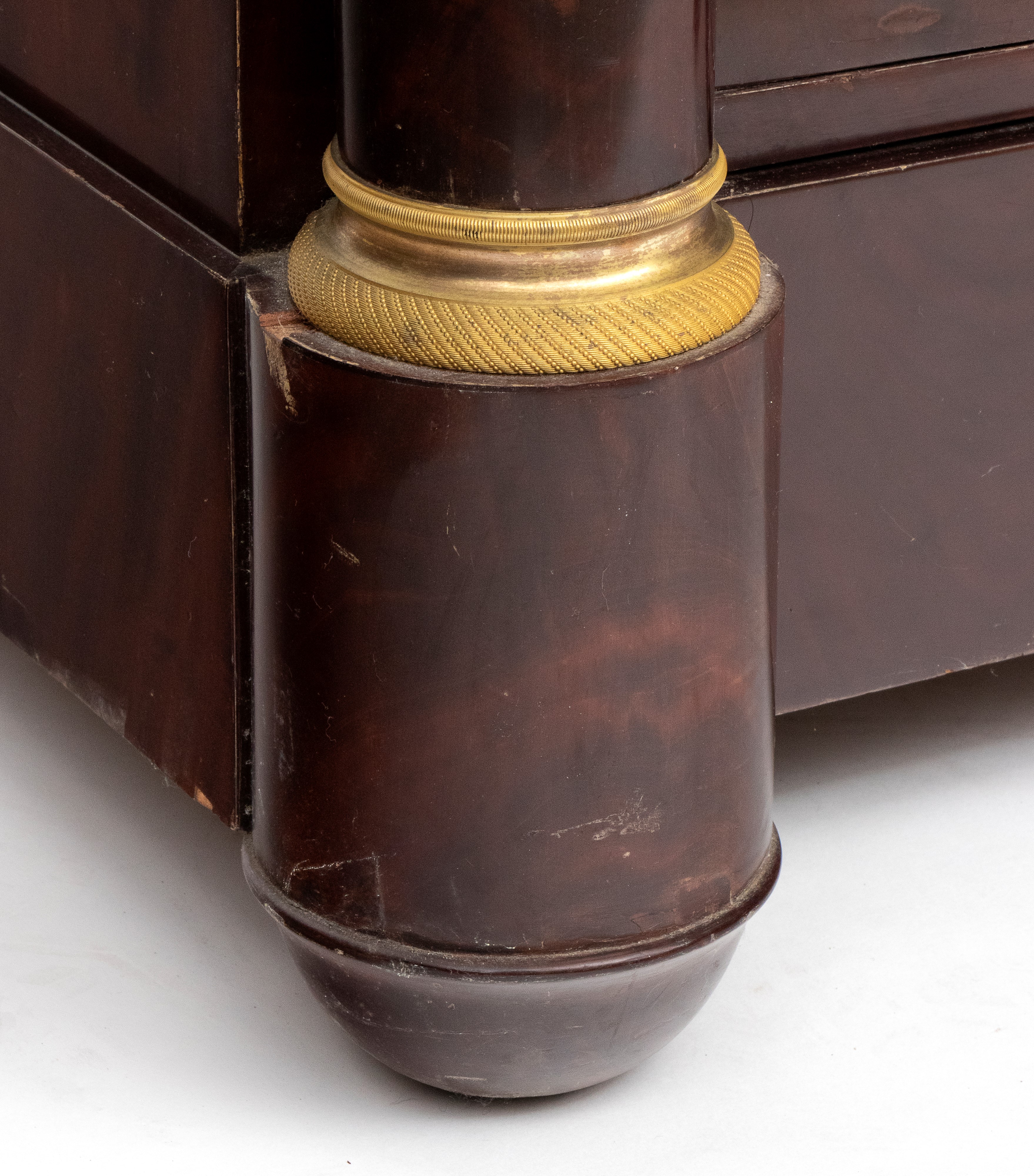 Secretaire Impero francese, mogano fiammato con bronzi dorati, ribalta e piano in marmo nero d’Af...