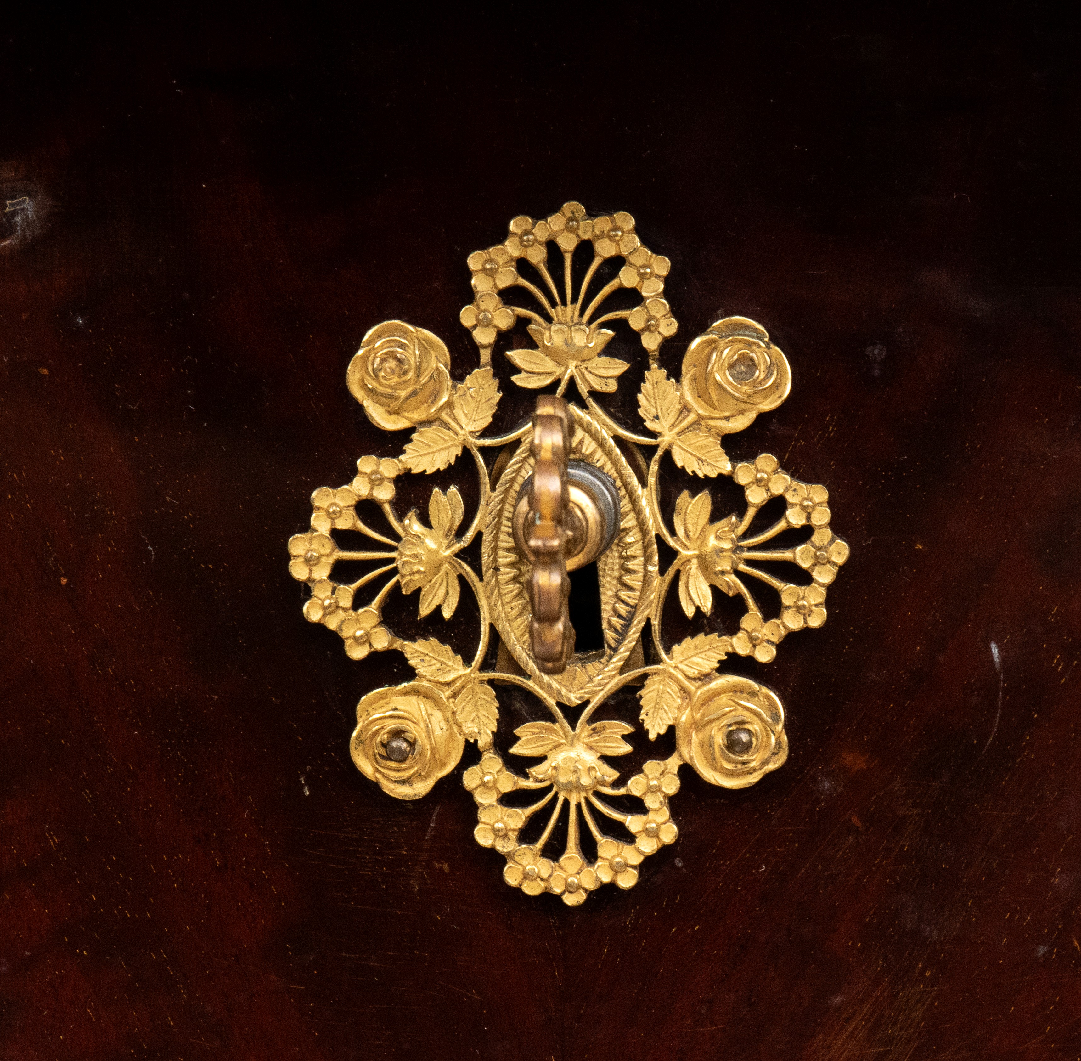 Secretaire Impero francese, mogano fiammato con bronzi dorati, ribalta e piano in marmo nero d’Af...