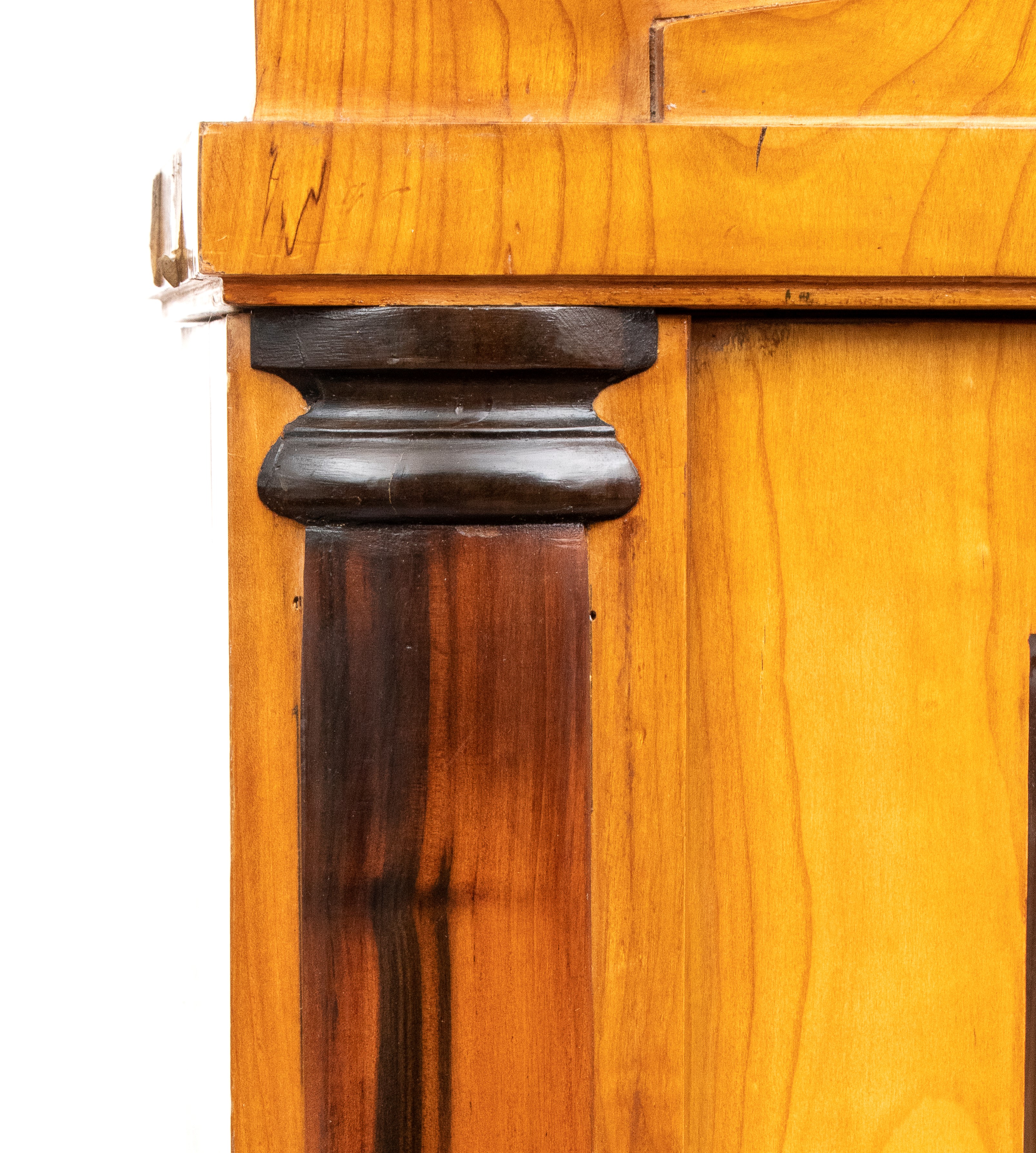 Vetrina a due ante Biedermeier in legno di olmo, Austria, XIX secolo