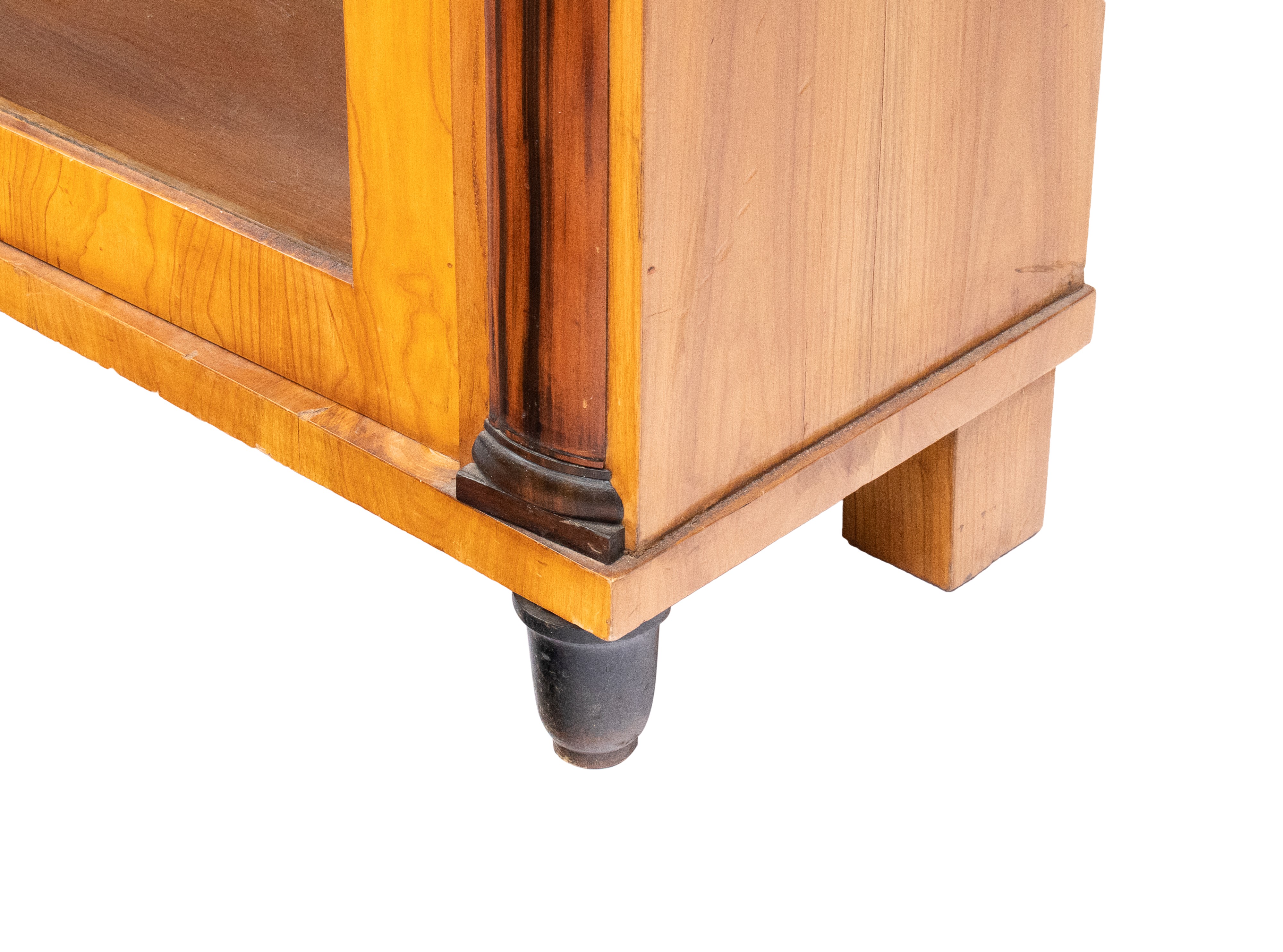 Vetrina a due ante Biedermeier in legno di olmo, Austria, XIX secolo
