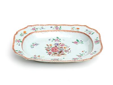 Cina, Vassoio in porcellana 'Famiglia Rosa', epoca Qing