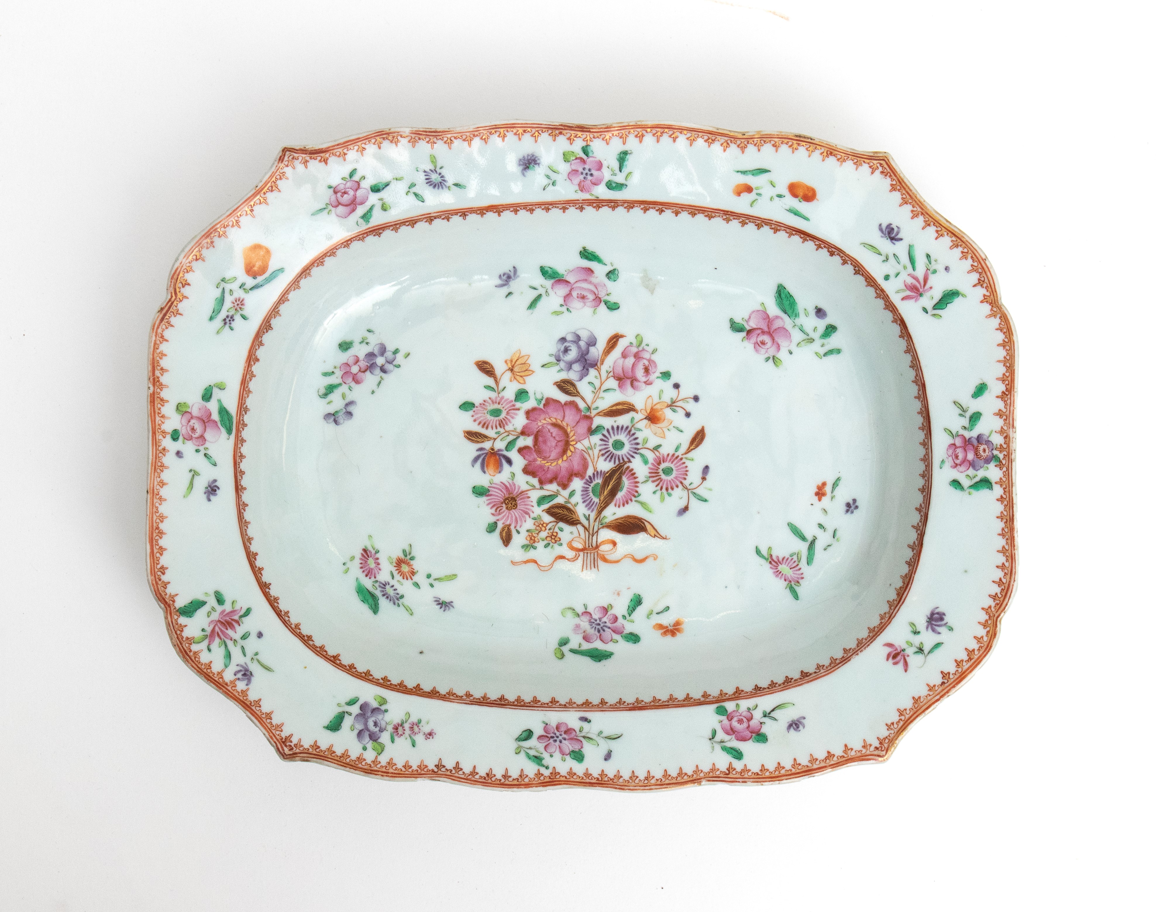 Cina, Vassoio in porcellana 'Famiglia Rosa', epoca Qing