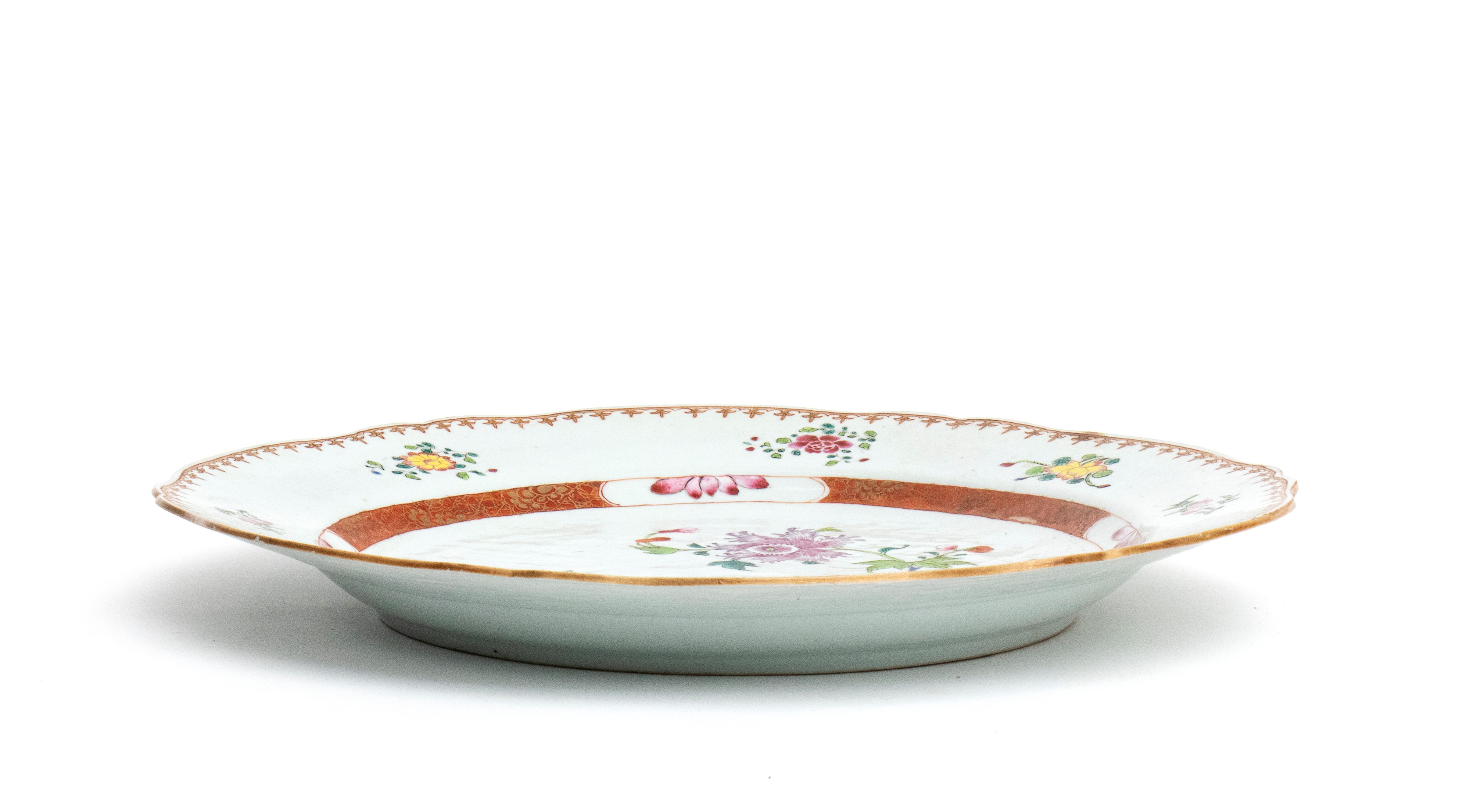 Piatto in porcellana cinese, Famiglia Rosa, epoca Qing