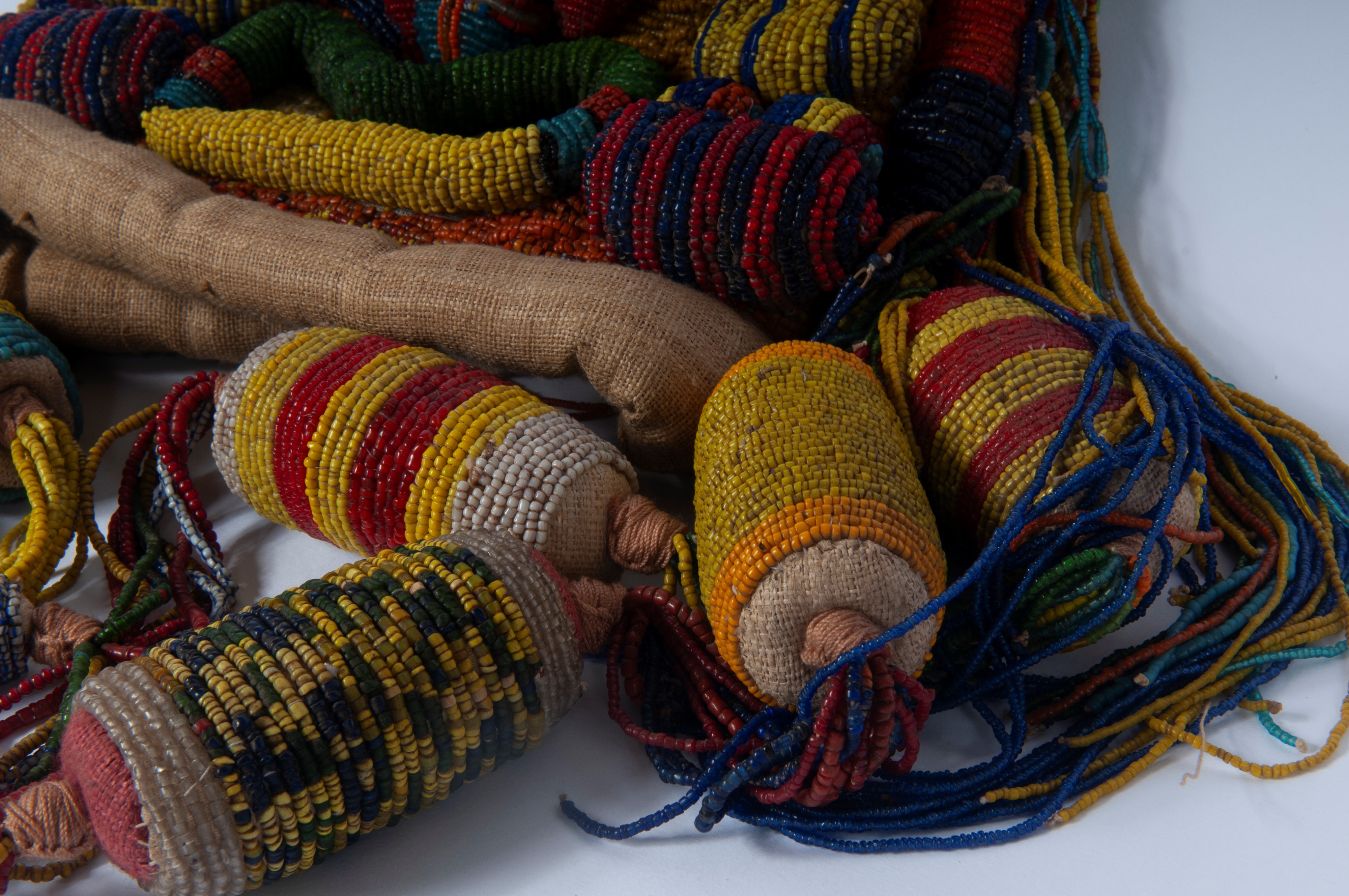 Borsa a tracolla etnica africana in stoffa con frange e perline