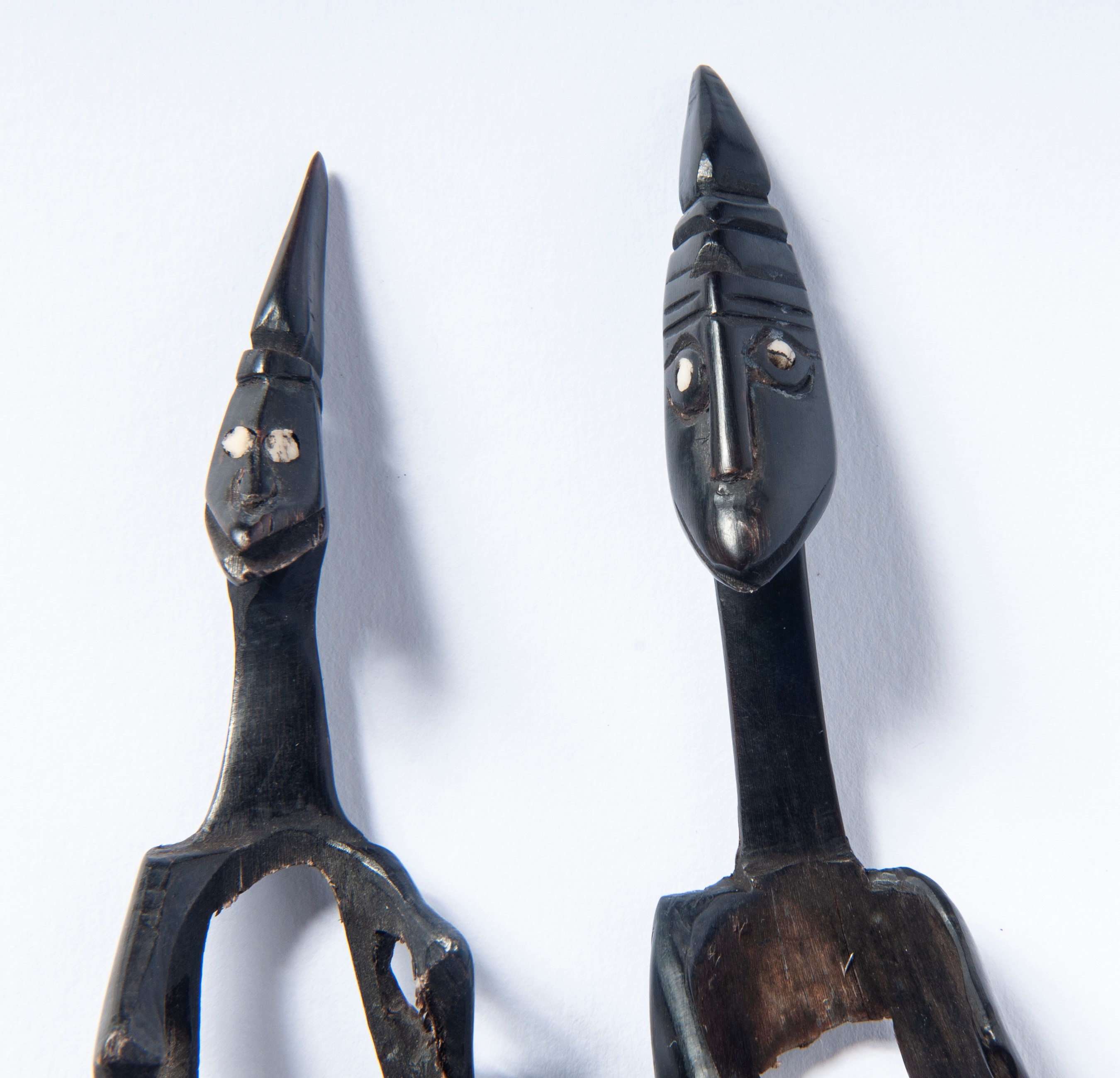 Scultura africana, Coppia di personaggi stilizzati in corno di bufalo