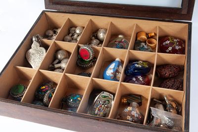 Bottiglie da fiuto (snuff bottles), lotto di 50 pezzi, XX secolo