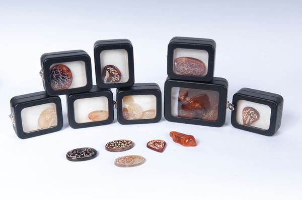 Lot of 14 engraved carnelians and 5 ambers