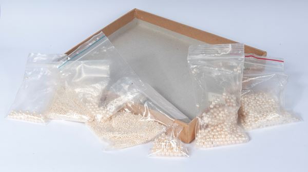 Lot of nine pearl bags