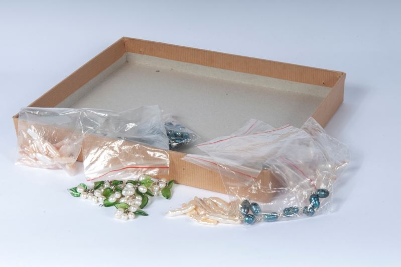 Lotto di sei sacchetti di perle di fiume, XX secolo