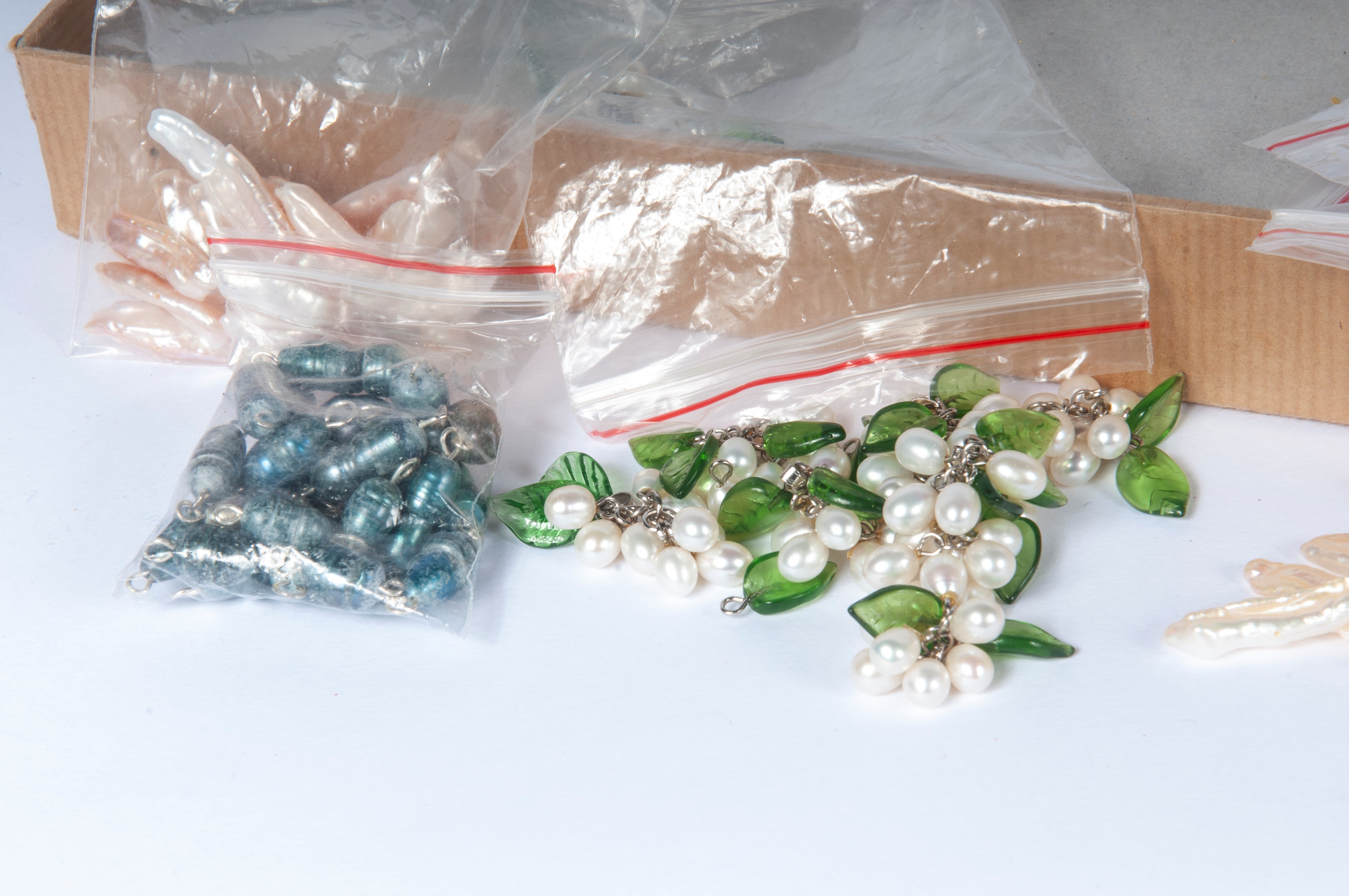 Lotto di sei sacchetti di perle di fiume, XX secolo