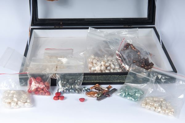 Lot of eleven bags of various pearls