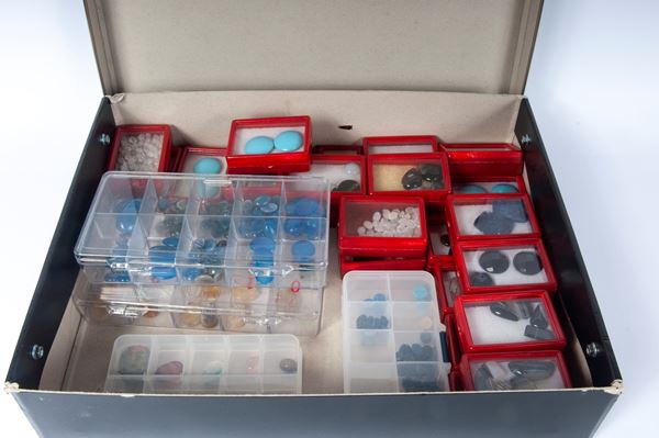 Lot of 28 boxes with engraved and worked hard stones 