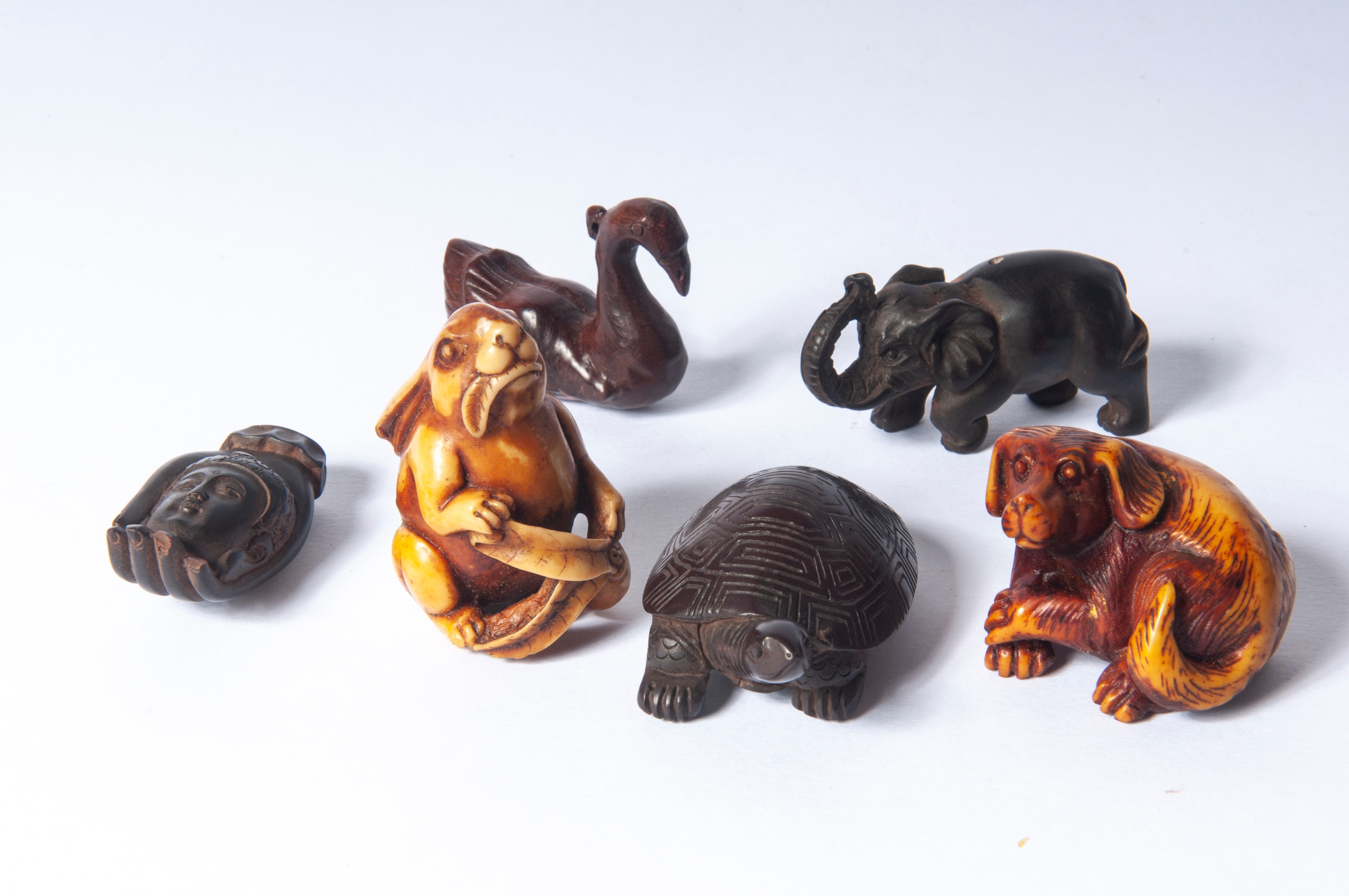Lotto di 29 bottoni netsuke, XX secolo