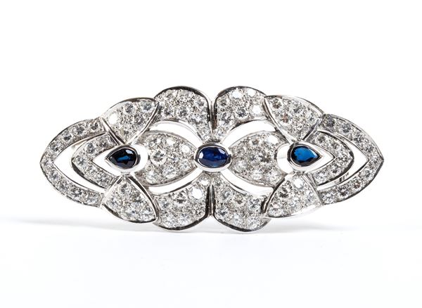 Spilla in oro bianco con diamanti e zaffiri