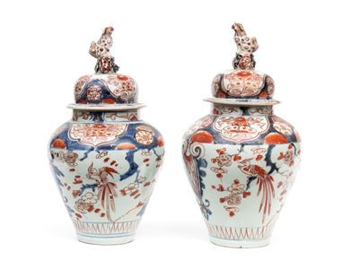 Cina, Coppia di potiche con coperchio in porcellana policroma (epoca Qing)