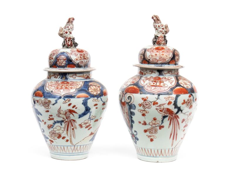 Cina, Coppia di potiche con coperchio in porcellana policroma (epoca Qing)