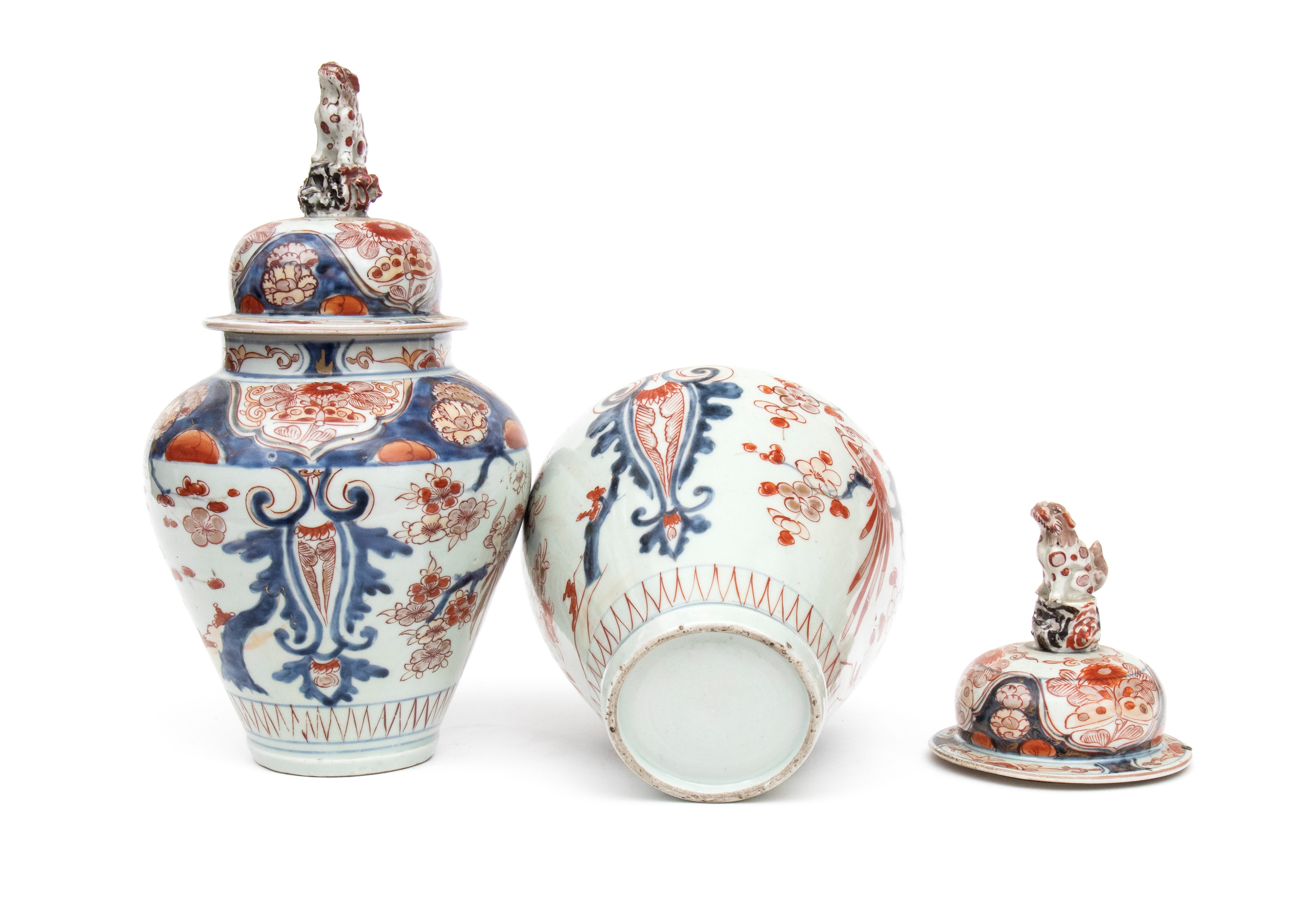 Cina, Coppia di potiche con coperchio in porcellana policroma (epoca Qing)