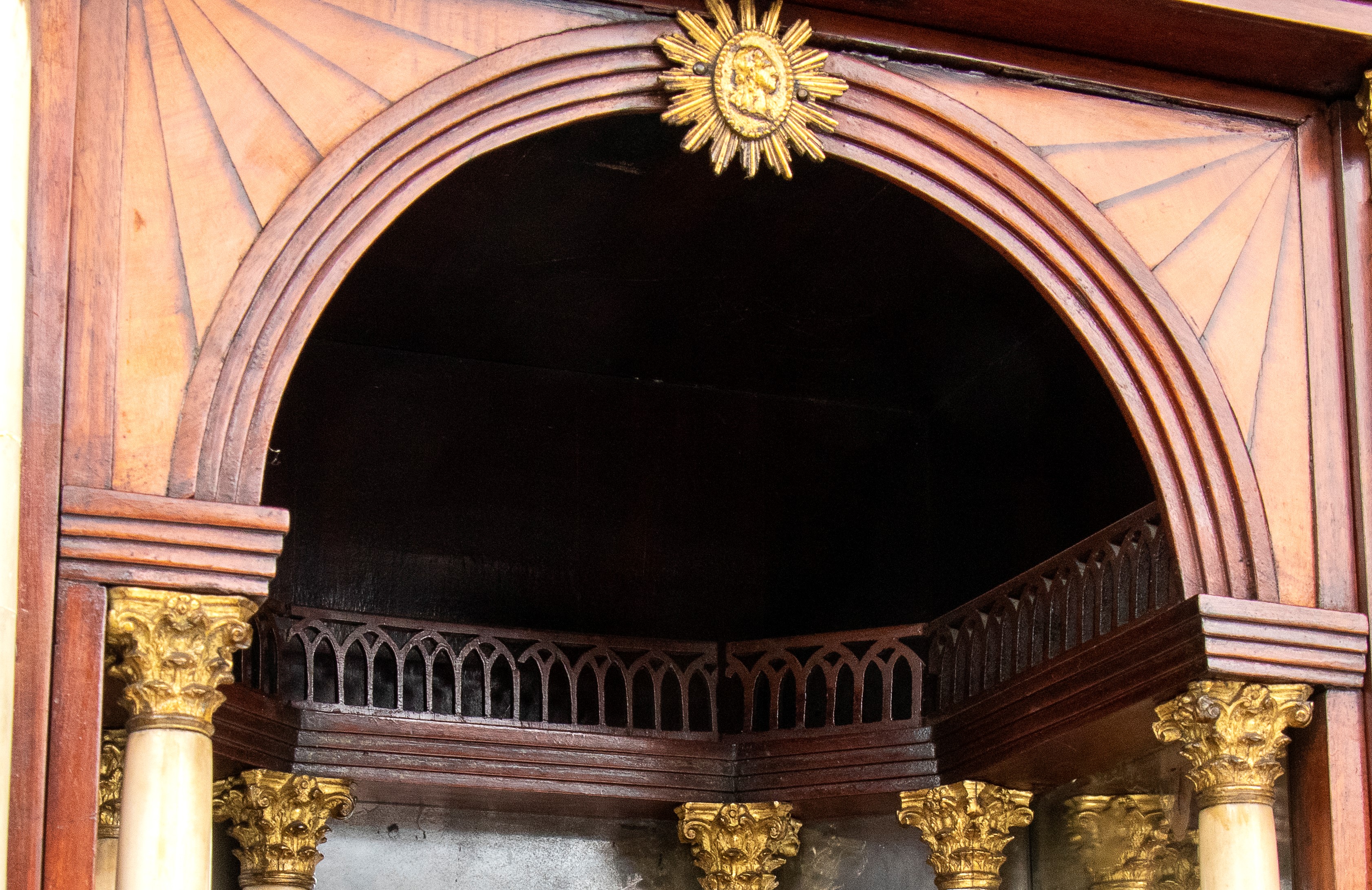 Ribalta doppio corpo a tempio con piano interno in mogano, XVIII secolo