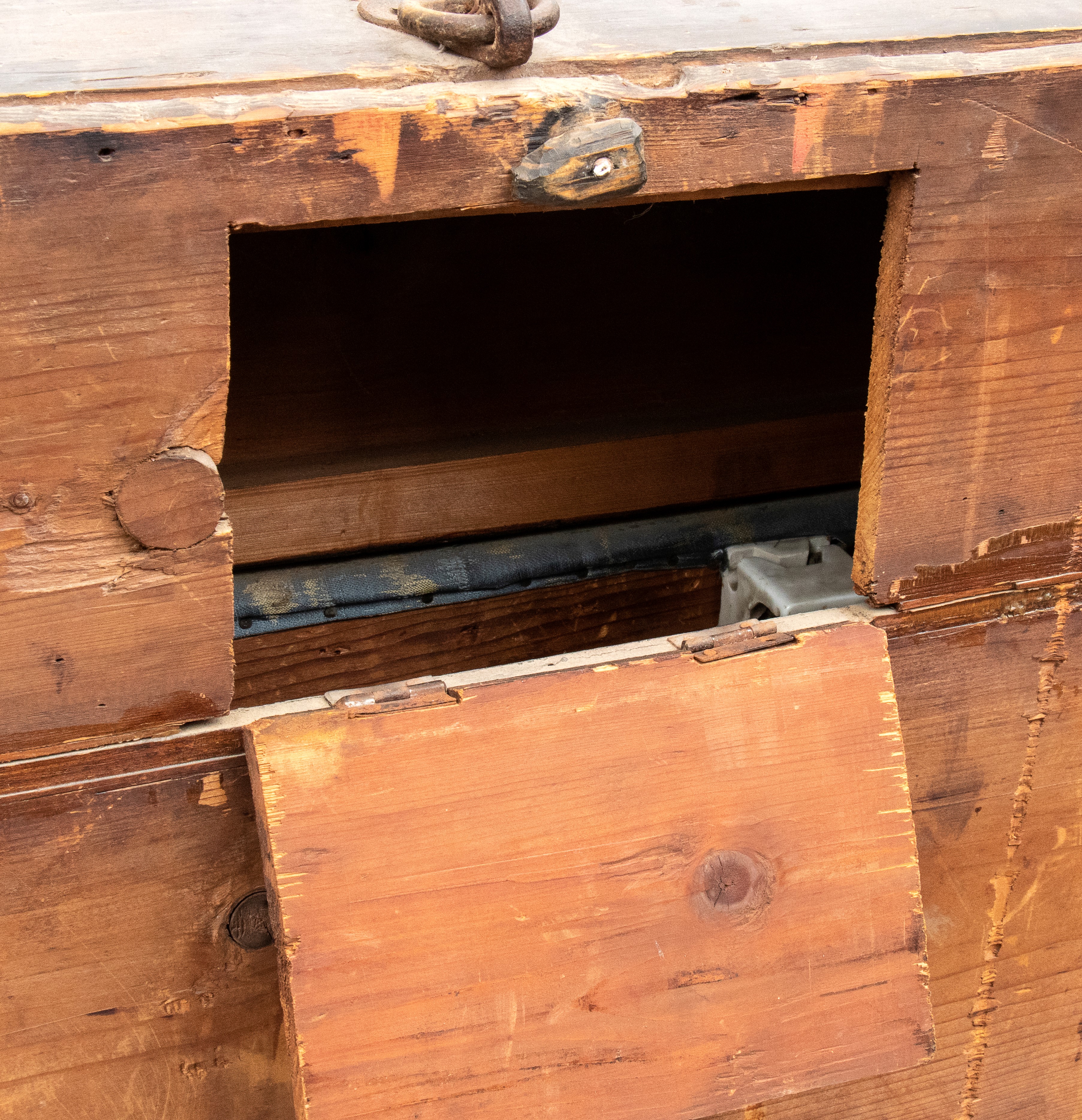 Comò con alzata a vetrina