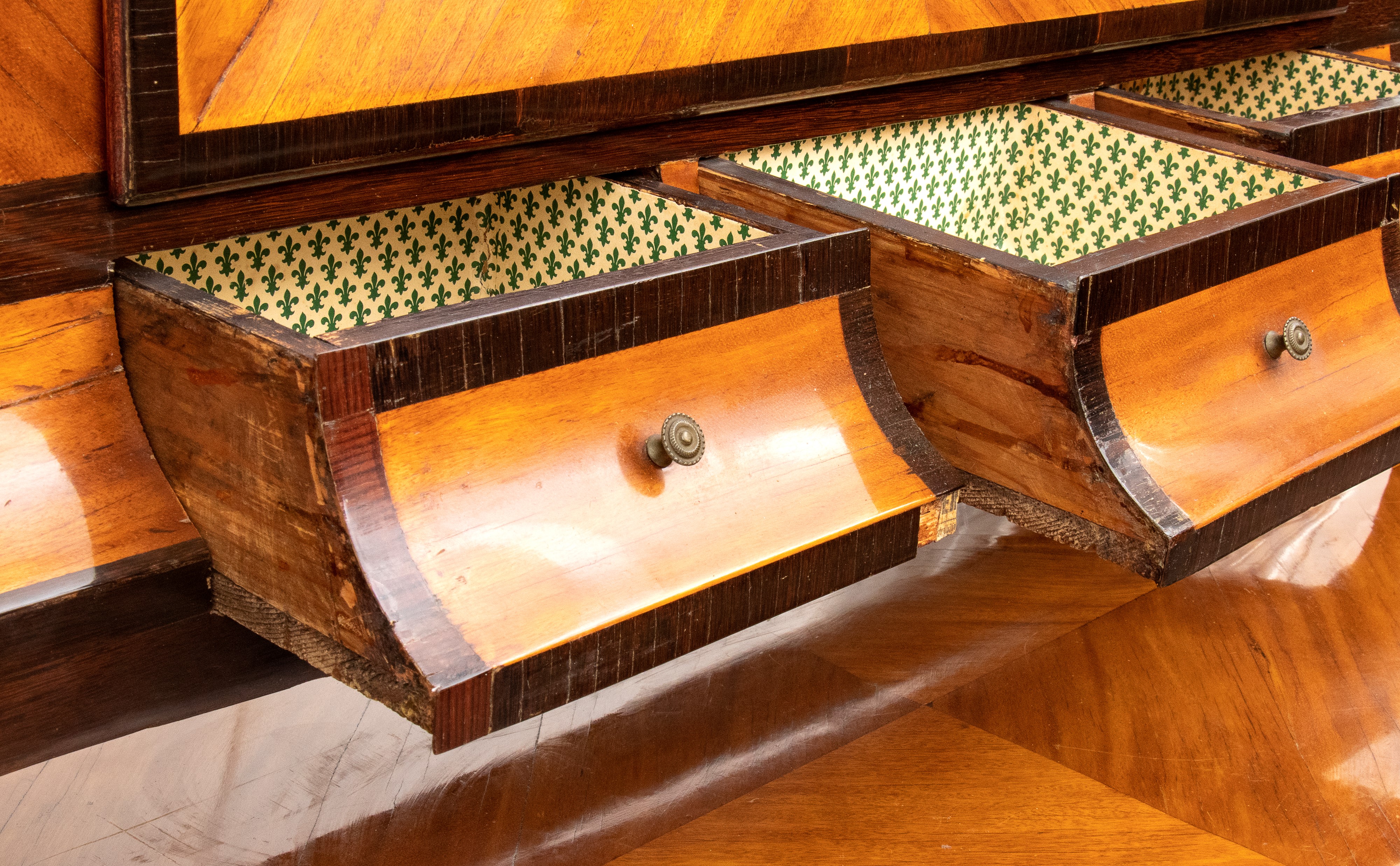 Comò con alzata a vetrina