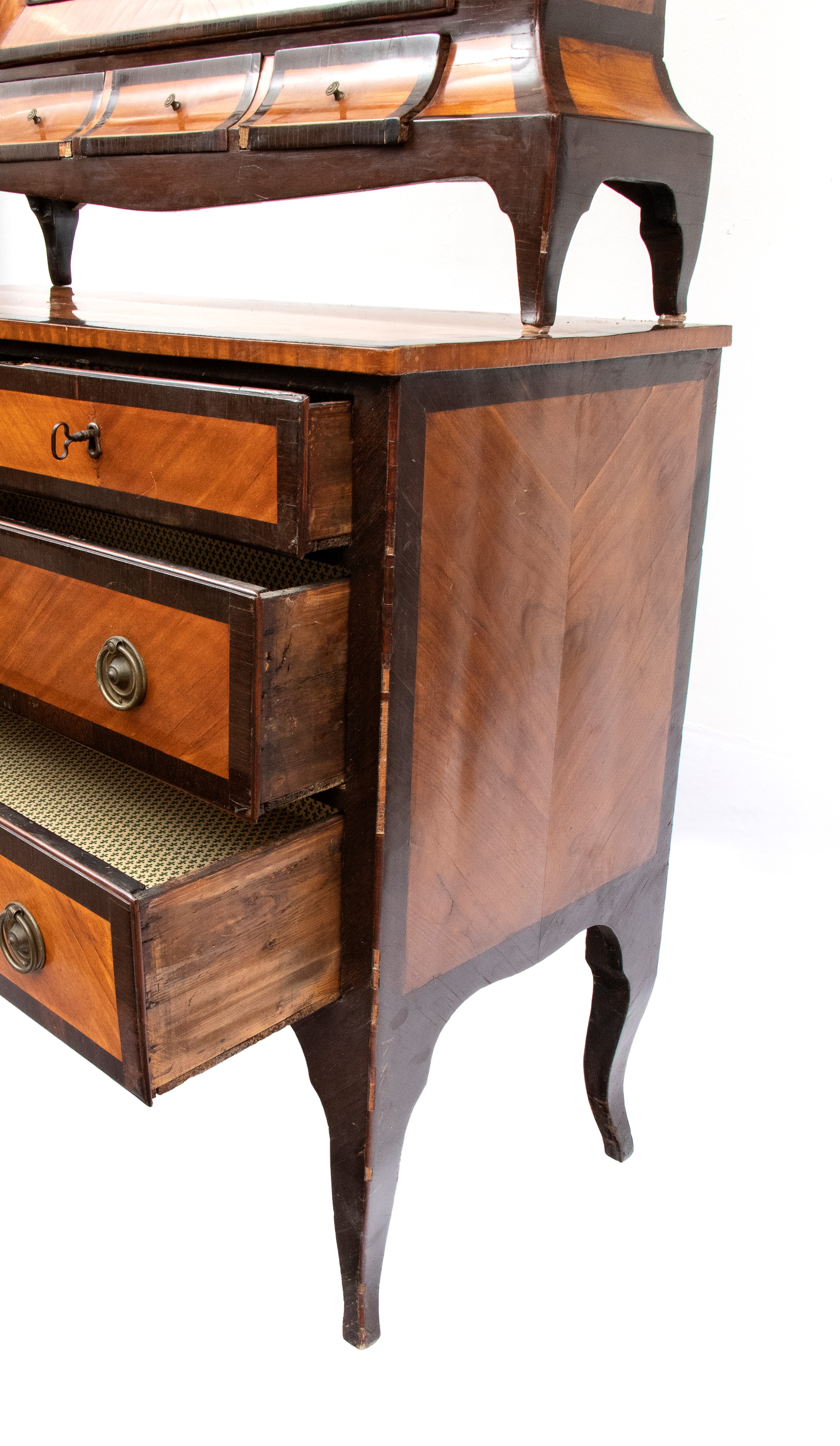 Comò con alzata a vetrina