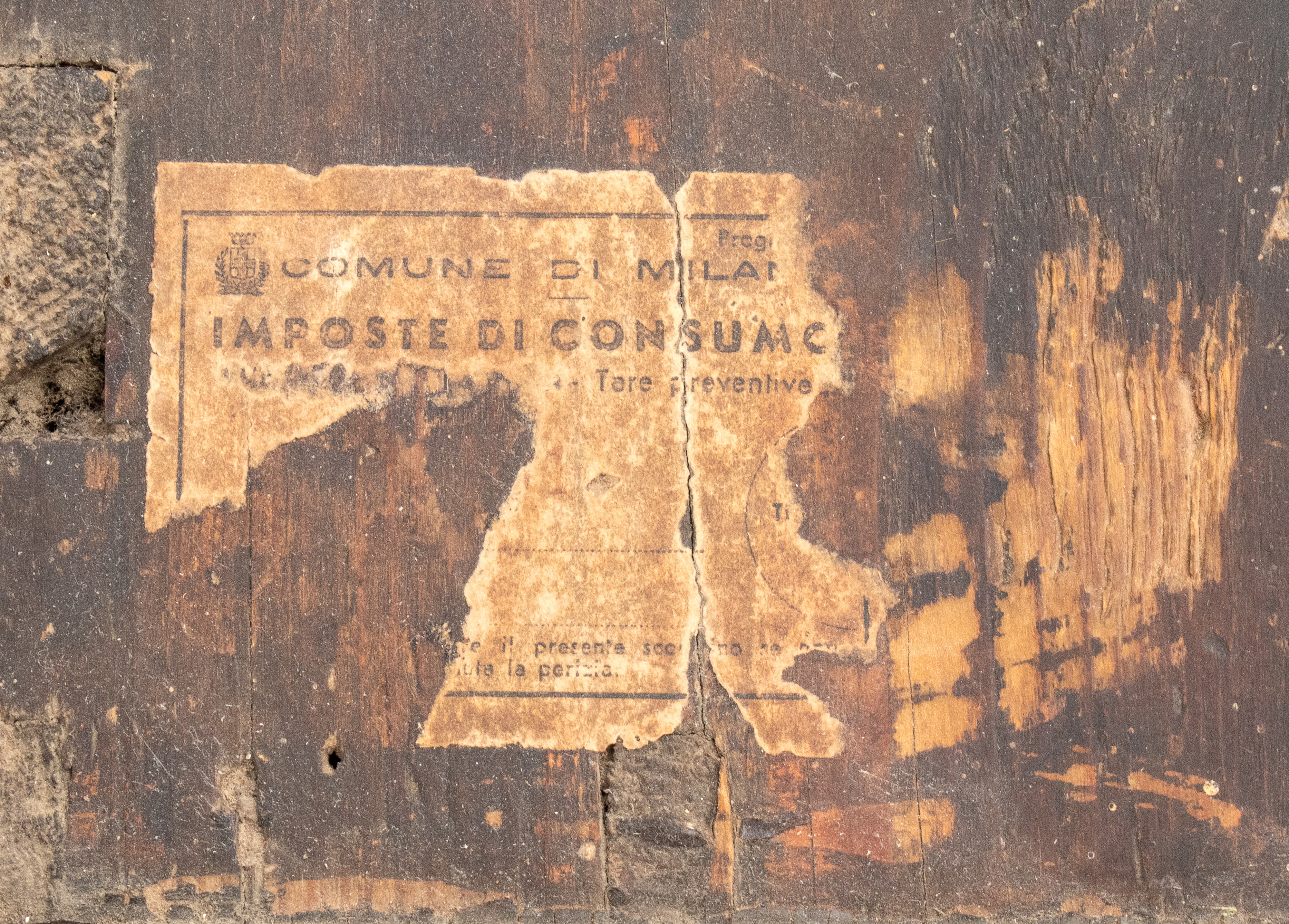 Comò con alzata a vetrina