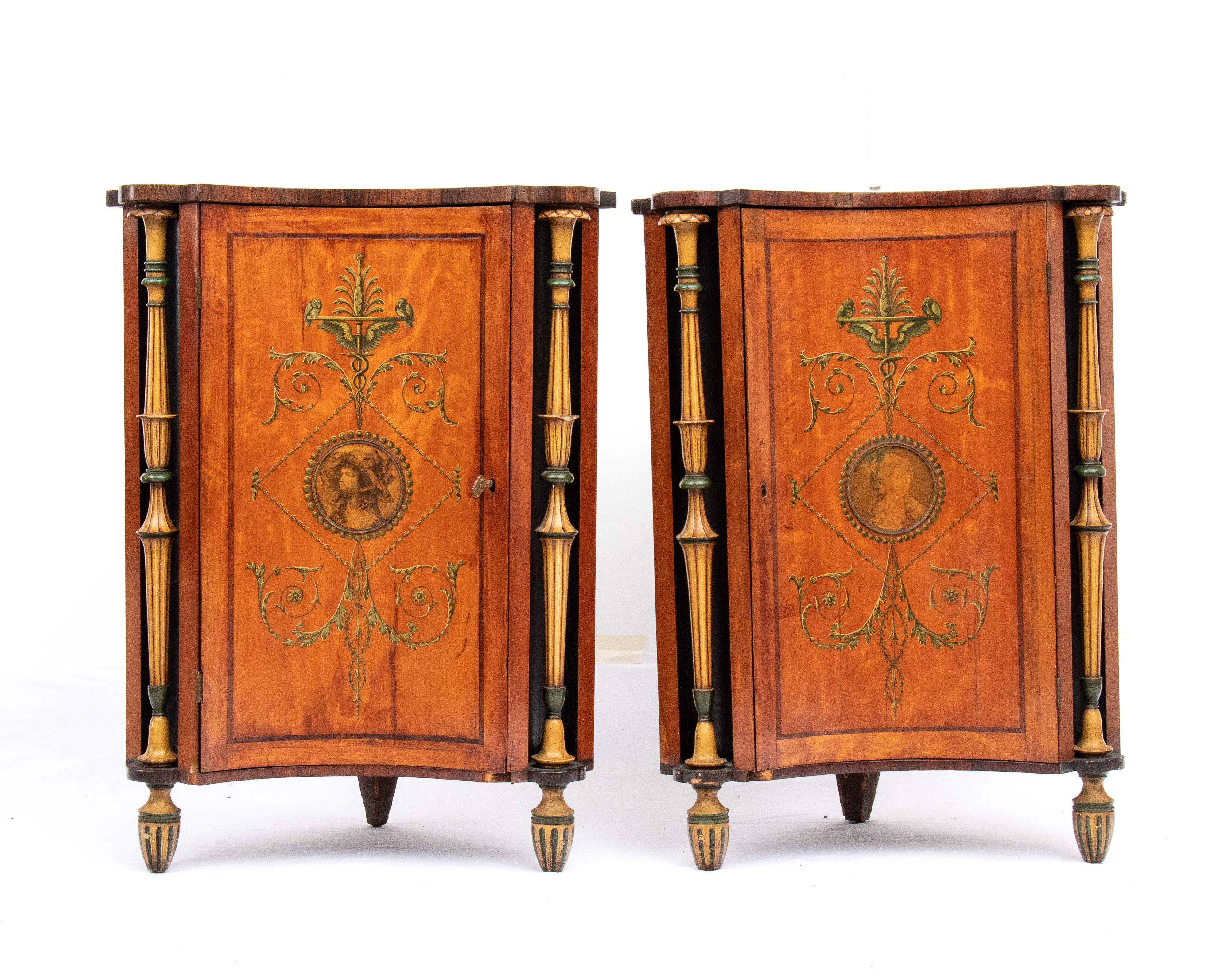 Coppia di angoliere inglesi dipinte in stile Adams