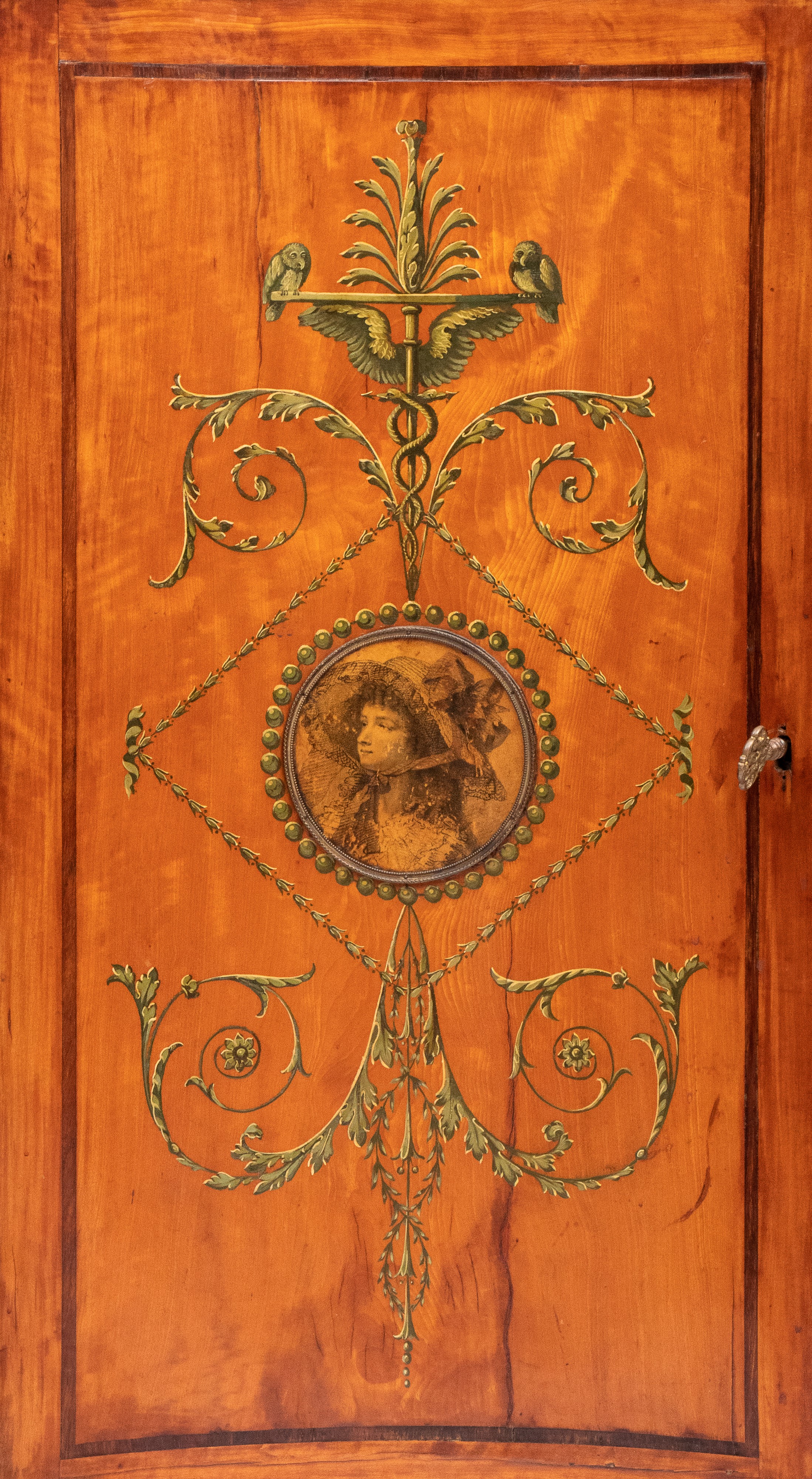 Coppia di angoliere inglesi dipinte in stile Adams