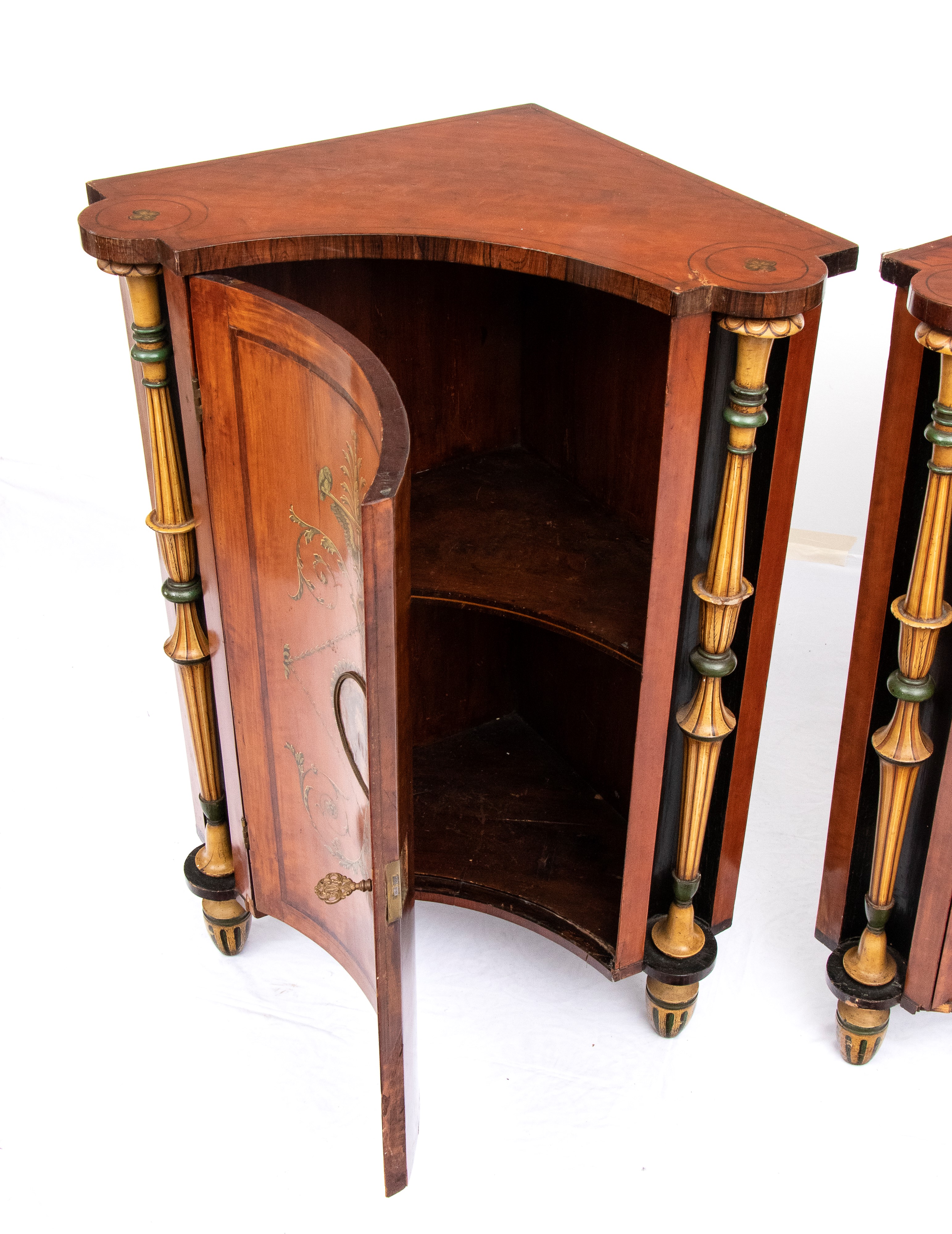 Coppia di angoliere inglesi dipinte in stile Adams