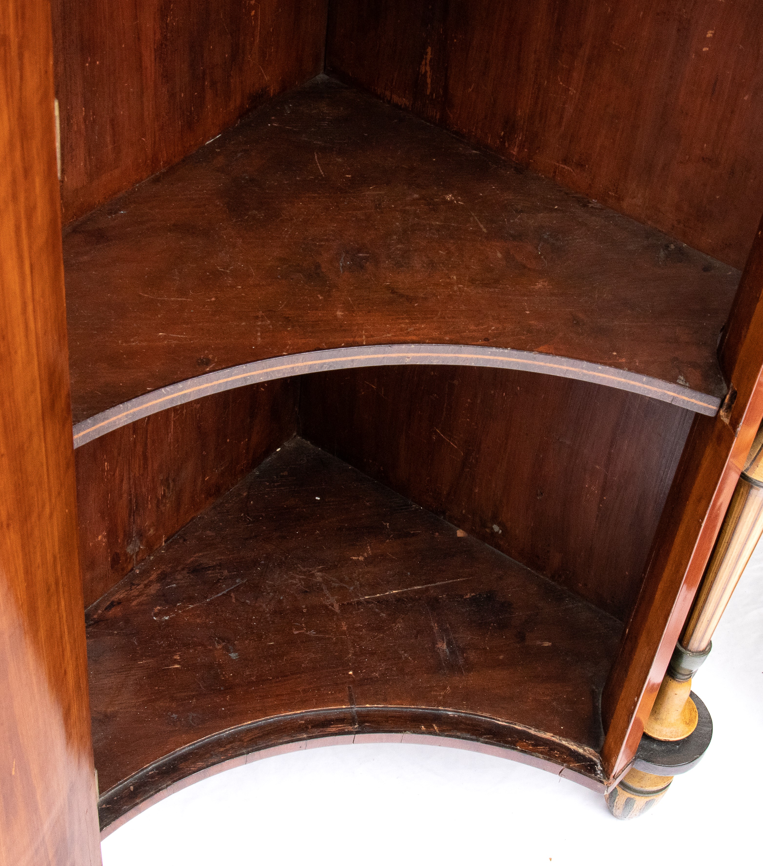 Coppia di angoliere inglesi dipinte in stile Adams