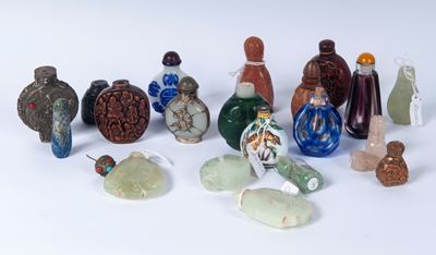 Lotto di 30 snuff bottles, XIX/XX secolo