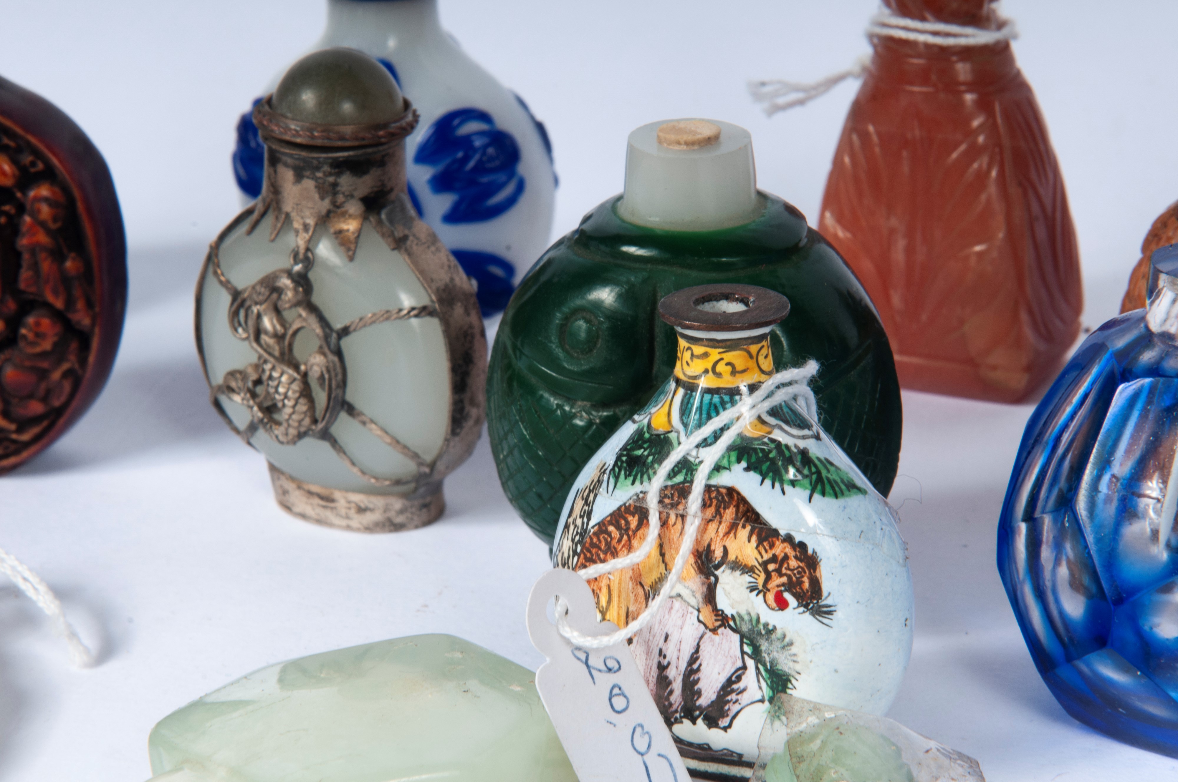Lotto di 30 snuff bottles, XIX/XX secolo