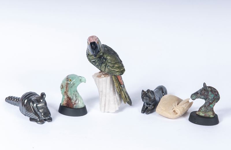 Lotto di 27 sculture di animali in materiale lapideo, XX secolo