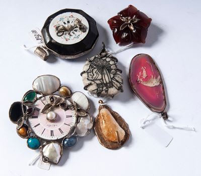 Lotto di 28 spille e pendenti, in argento con pietre dure e corallo (XX secolo)