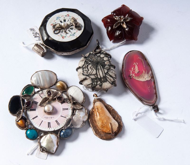 Lotto di 28 spille e pendenti, in argento con pietre dure e corallo (XX secolo)