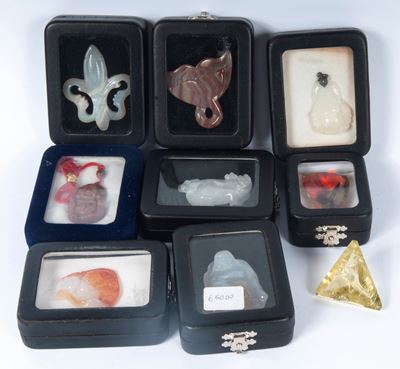 Lotto di sette sculture in materiale lapideo e quarzo fumè, con inciso Nettuno e cristallo taglia...
