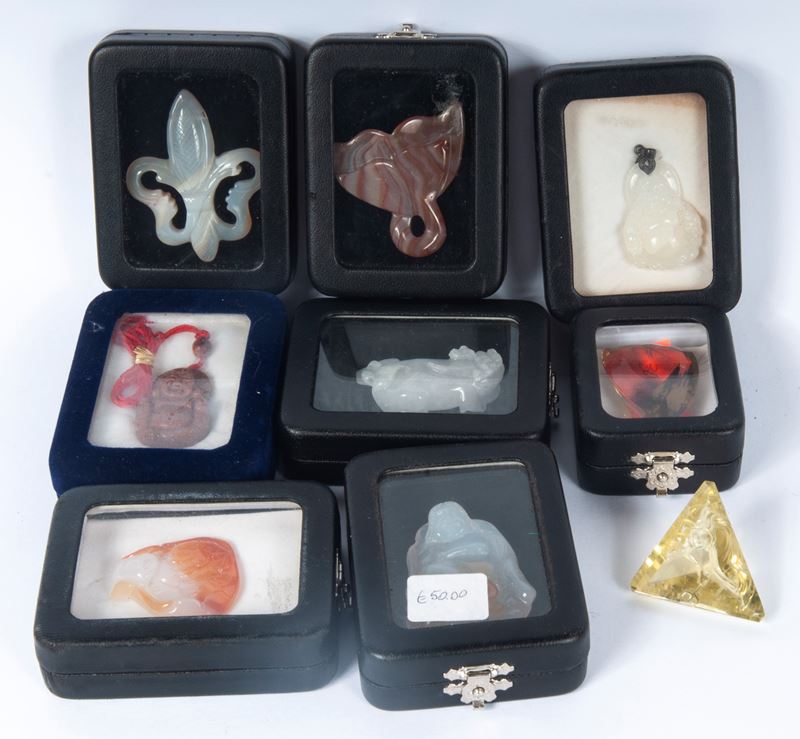 Gruppo di sette sculture in materiale lapideo con quarzo fumè, XX secolo