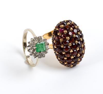Lotto di 2 anelli, oro 18k, pavé di granati e anello con smeraldo e diamanti taglio baguette