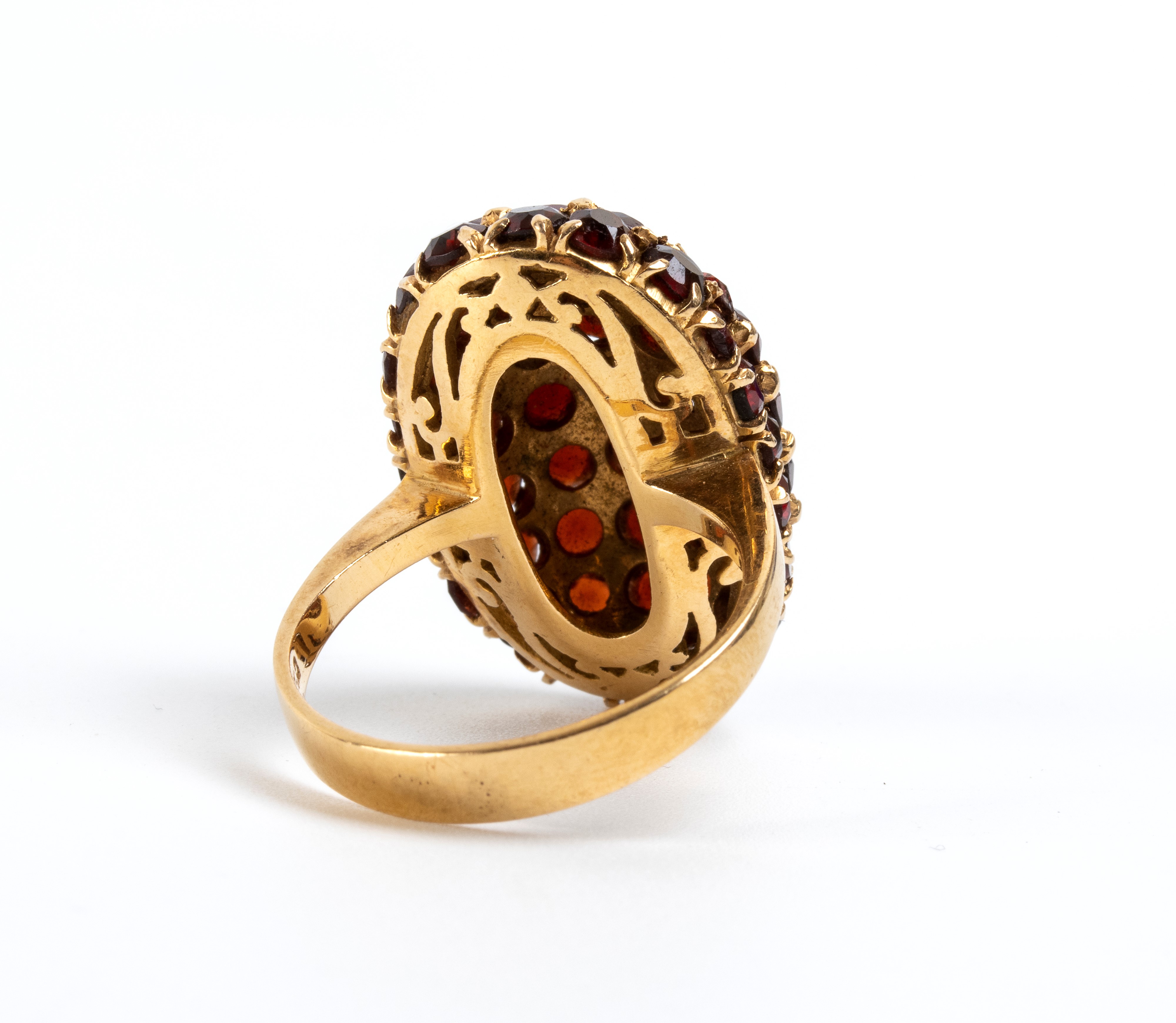 Lotto di due anelli, oro 18k giallo e oro 18k bianco, con granati e smeraldo/diamanti