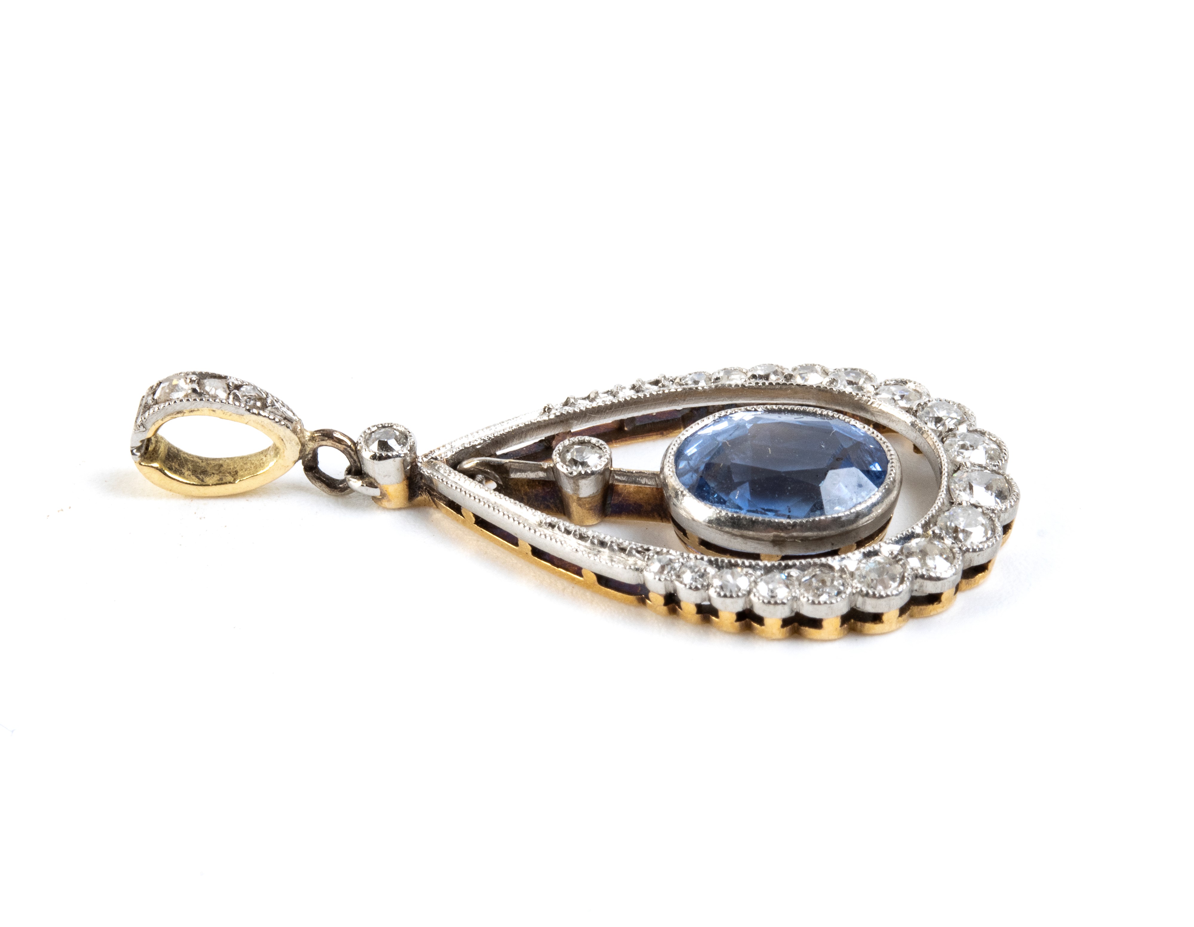 Pendente in oro e platino a forma di goccia, con zaffiro e diamanti, fine XIX secolo