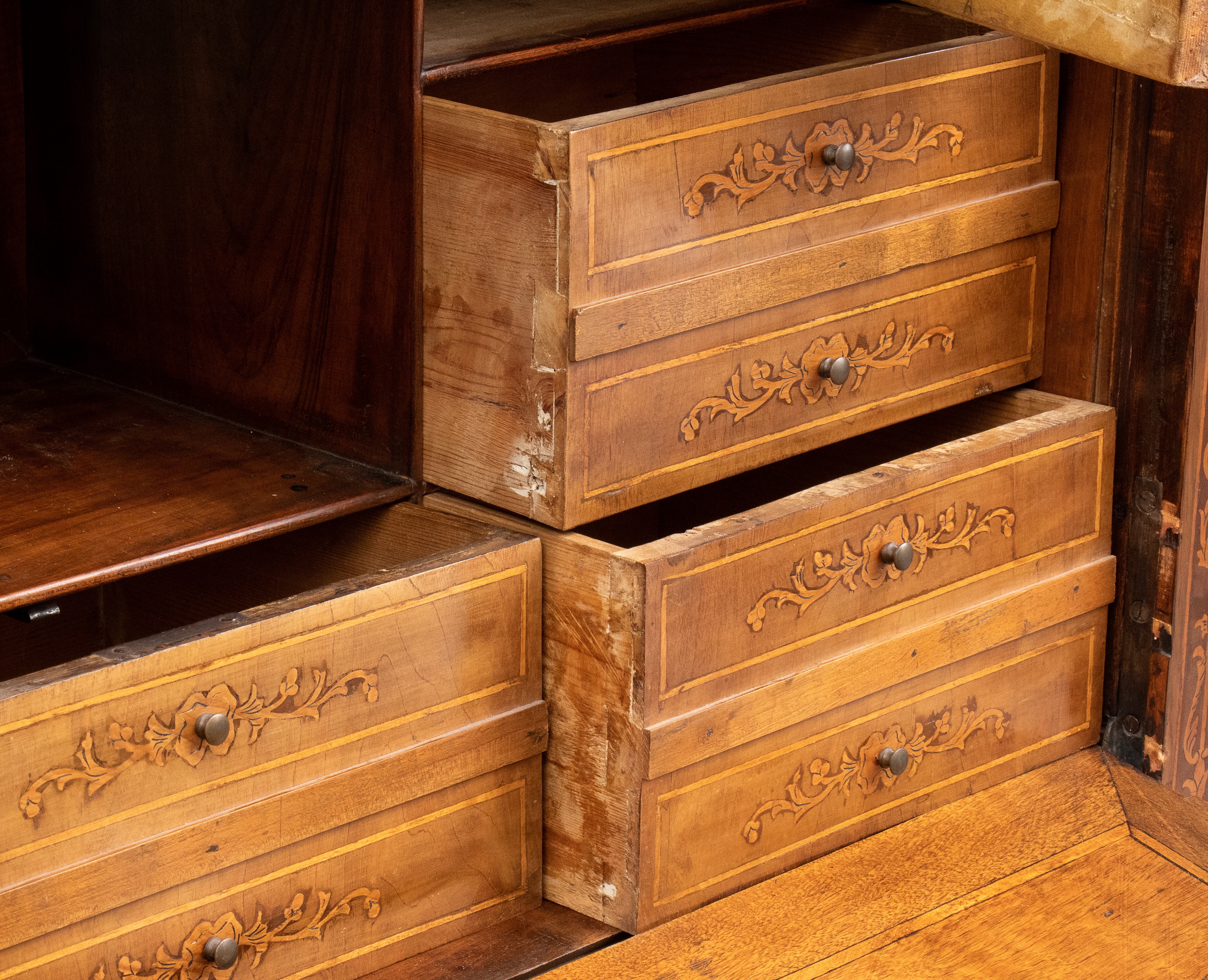 Secretaire intarsiato lombardo, in legno di noce, XIX secolo