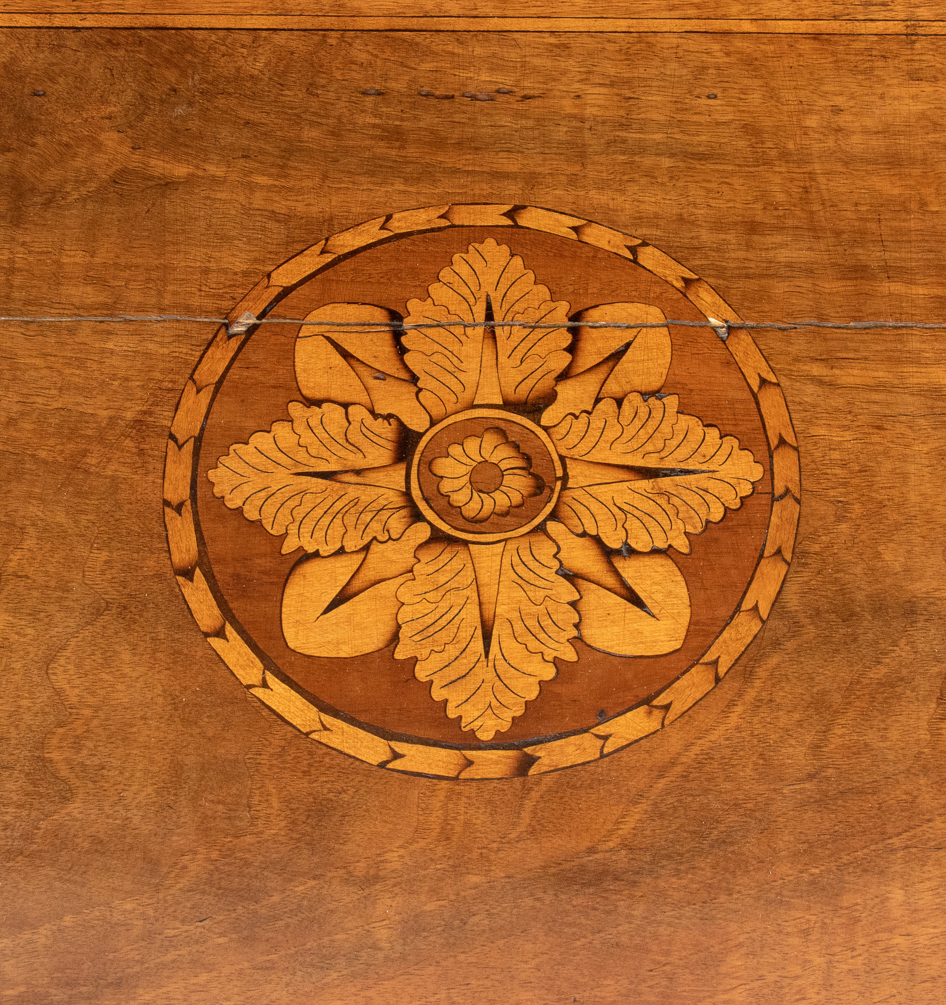 Secretaire intarsiato lombardo, in legno di noce, XIX secolo