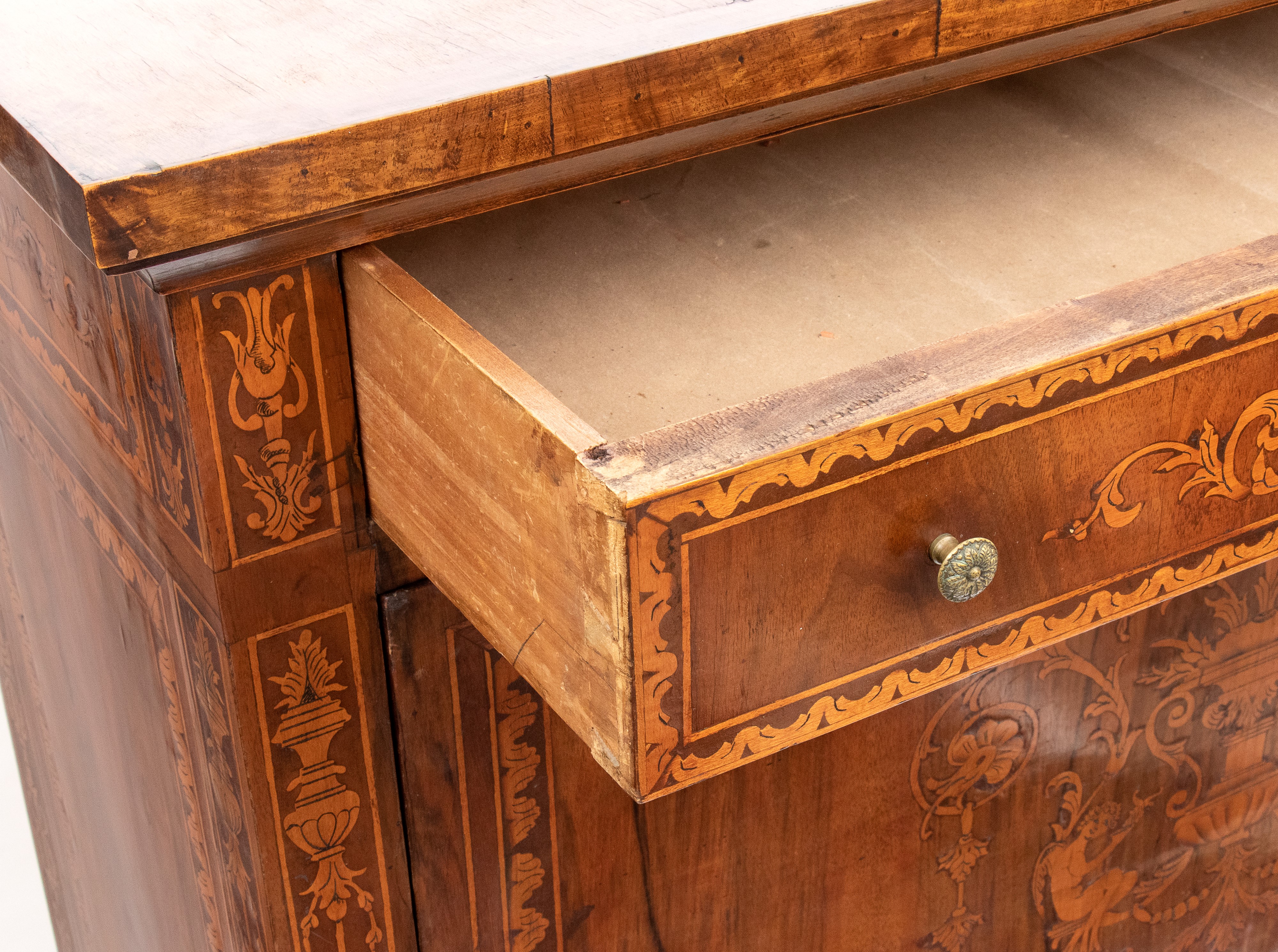 Secretaire intarsiato lombardo, in legno di noce, XIX secolo