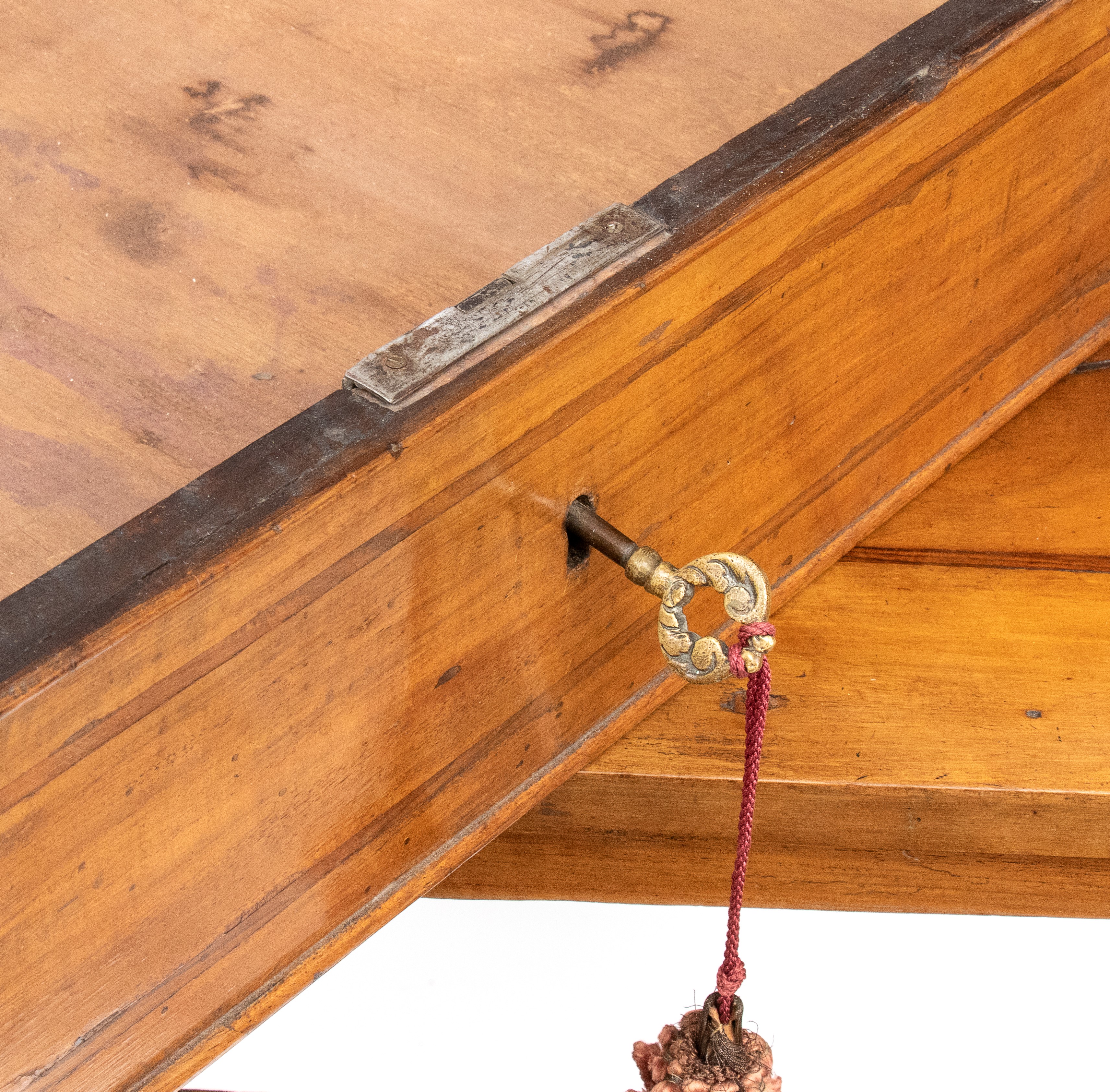 Scrittoio da centro lombardo, Luigi XVI, legno di noce e intarsi in legno di bosso, XVIII secolo