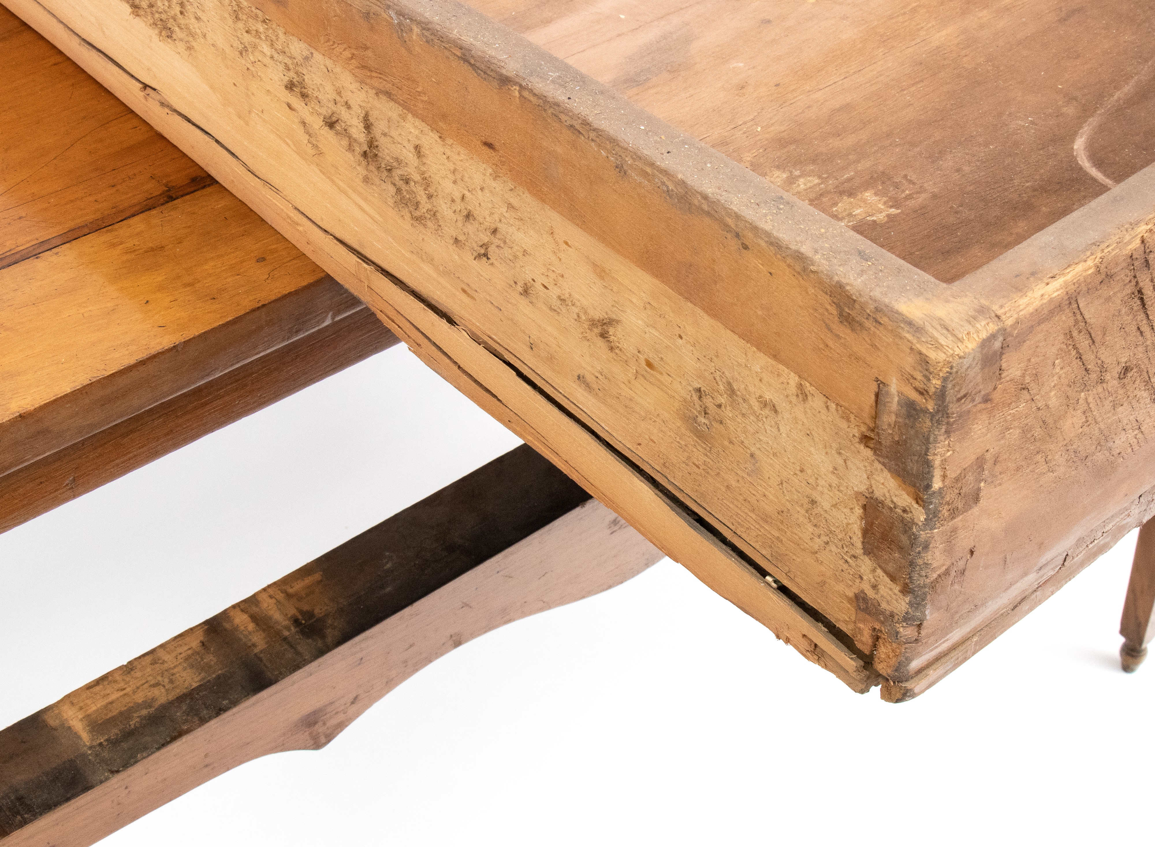 Scrittoio da centro lombardo, Luigi XVI, legno di noce e intarsi in legno di bosso, XVIII secolo