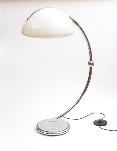 Lampada da terra Serpente con diffusore in metacrilato opal bianco
