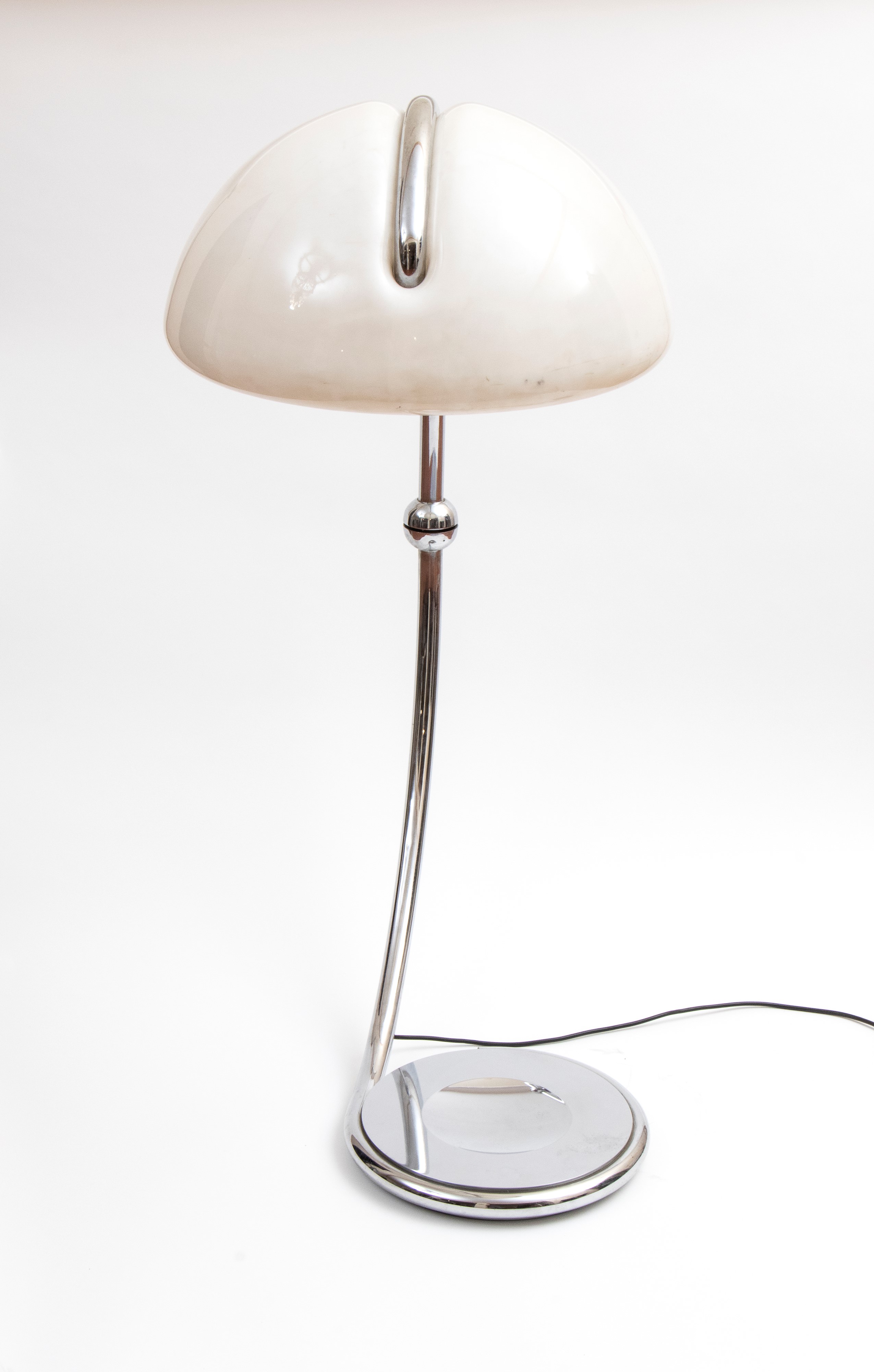 Elio Martinelli - Lampada da terra Serpente con diffusore in metacrilato opal bianco