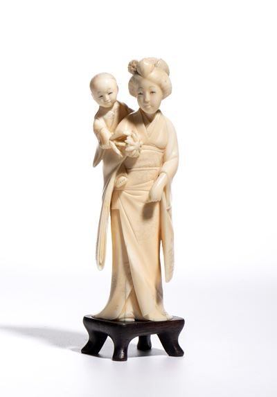 Okimono giapponese, figura femminile con bambino in avorio (periodo Meiji)